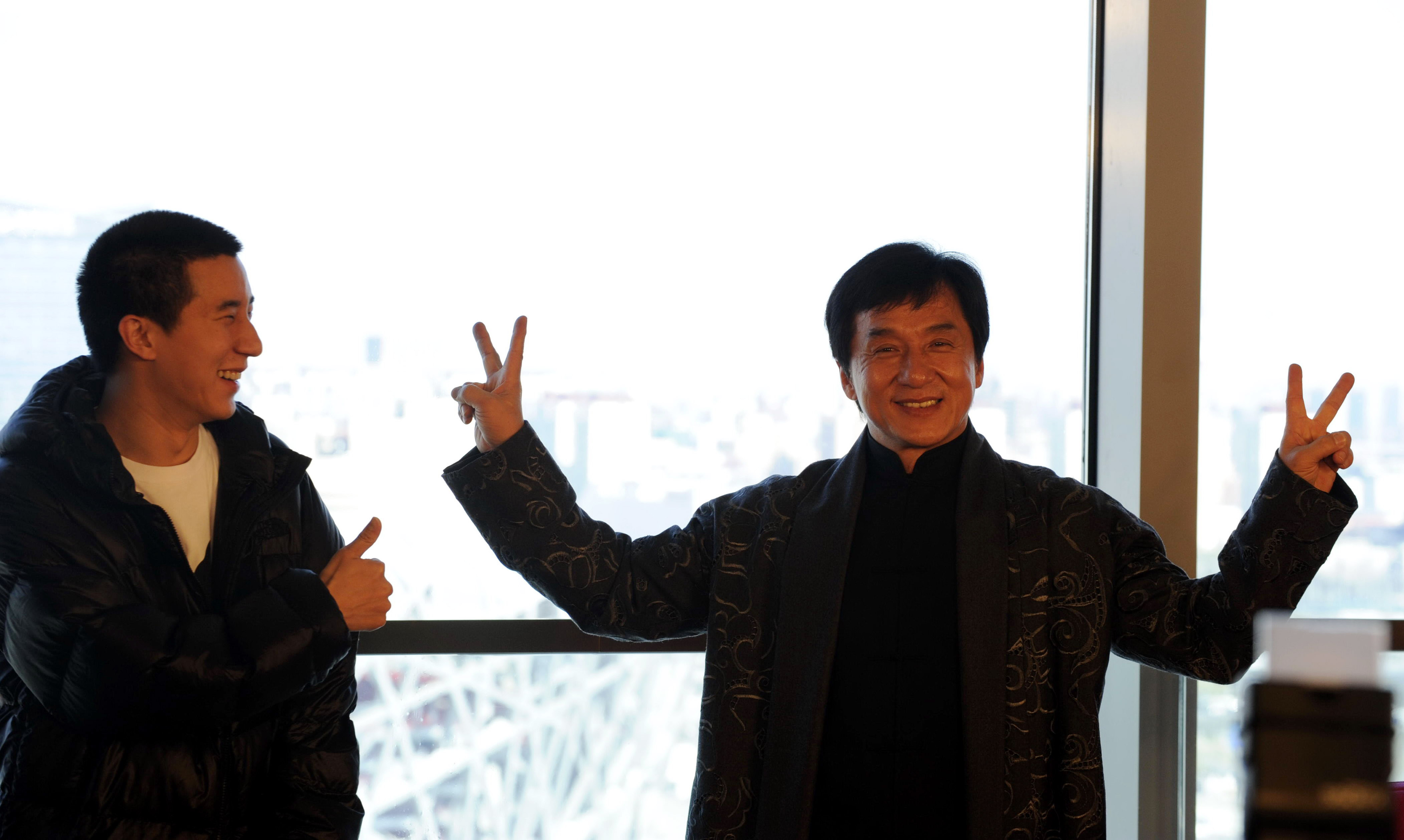 Jackie Chan y su hijo Jaycee Chan asisten a una rueda de prensa para anunciar un concierto en el estadio Nido de Pájaro el 1 de abril de 2009 en Pekín, China. | Foto: Getty Images