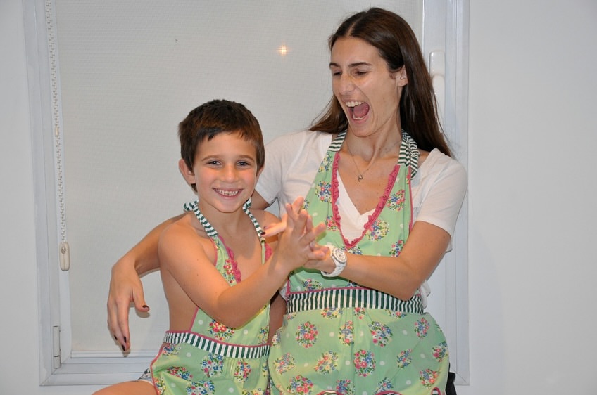 Valentín Yankelevich durante su niñez posando junto a su madre Romina Yan | Fuente: Instagram/ valenyan_