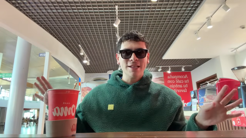 El influencer José Gallego en el vivo de YouTube desde el aeropuerto de Pereira antes del temblor. | Foto: YouTube/GALLEGO