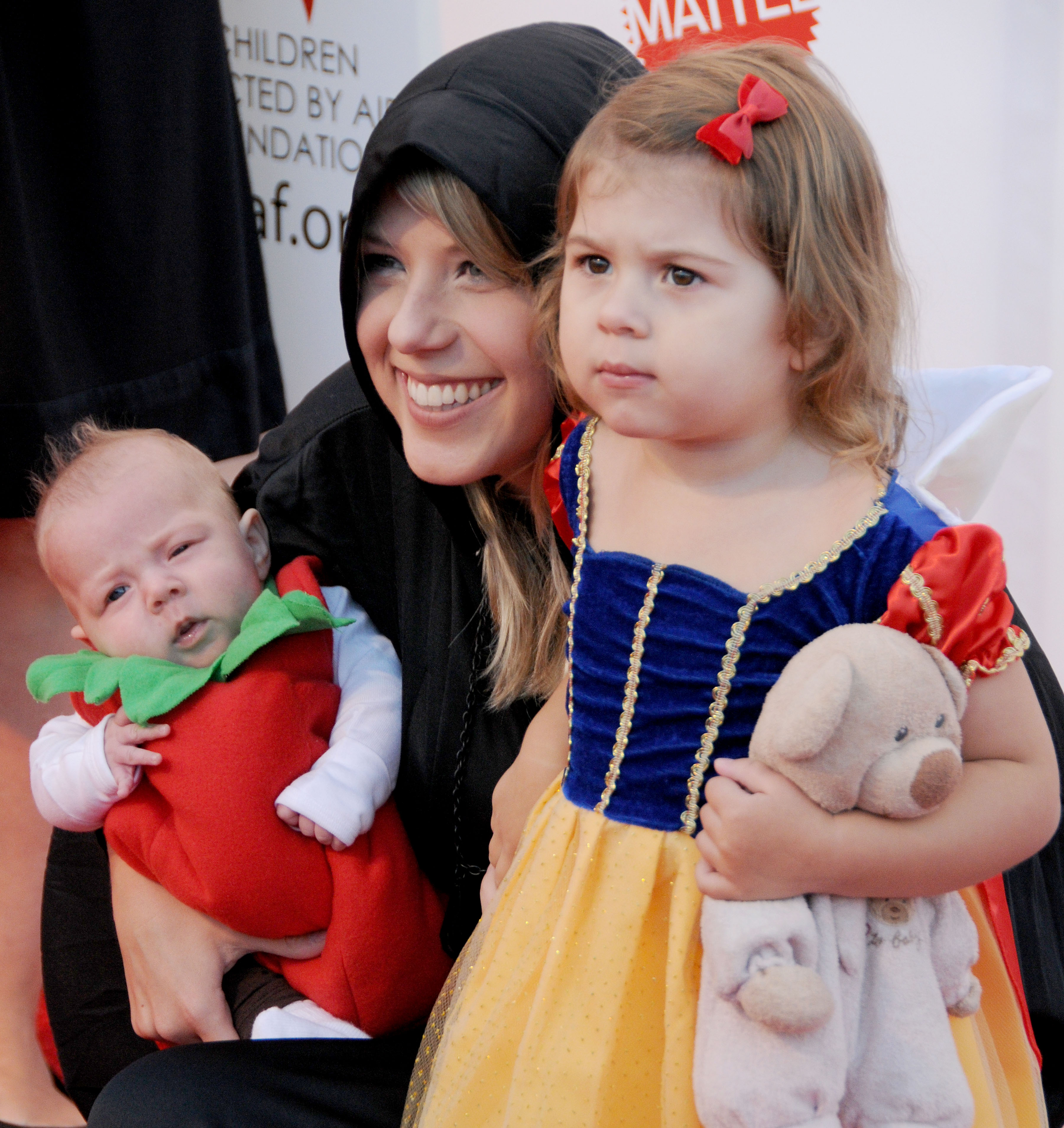 La actriz con sus hijas llega al 17º evento anual Dream Halloween en Barker Hangar el 30 de octubre de 2010 | Fuente: Getty Images