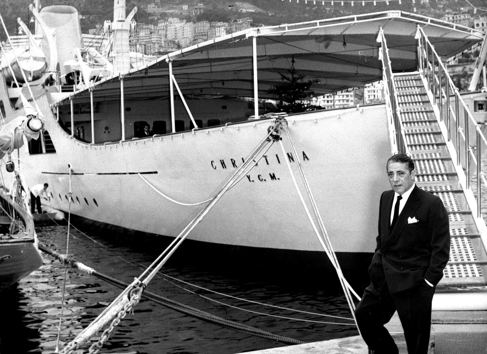 Aristóteles Onassis posando junto a su yate Christina en 1956. │Foto: Getty Images