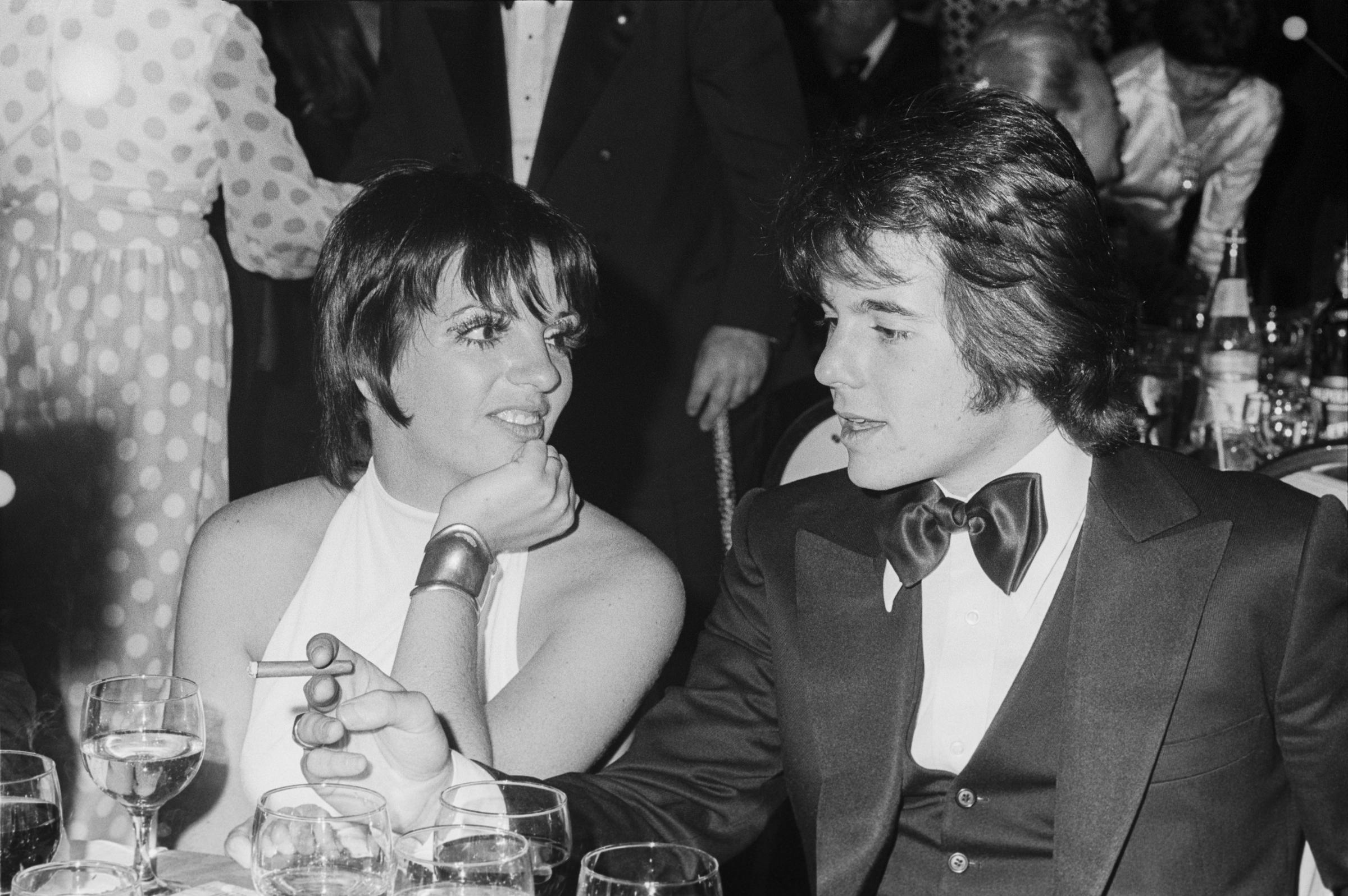 Desi Arnaz Jr. y Liza Minnelli en un acto de etiqueta, hacia 1970, en Nueva York | Fuente: Getty Images