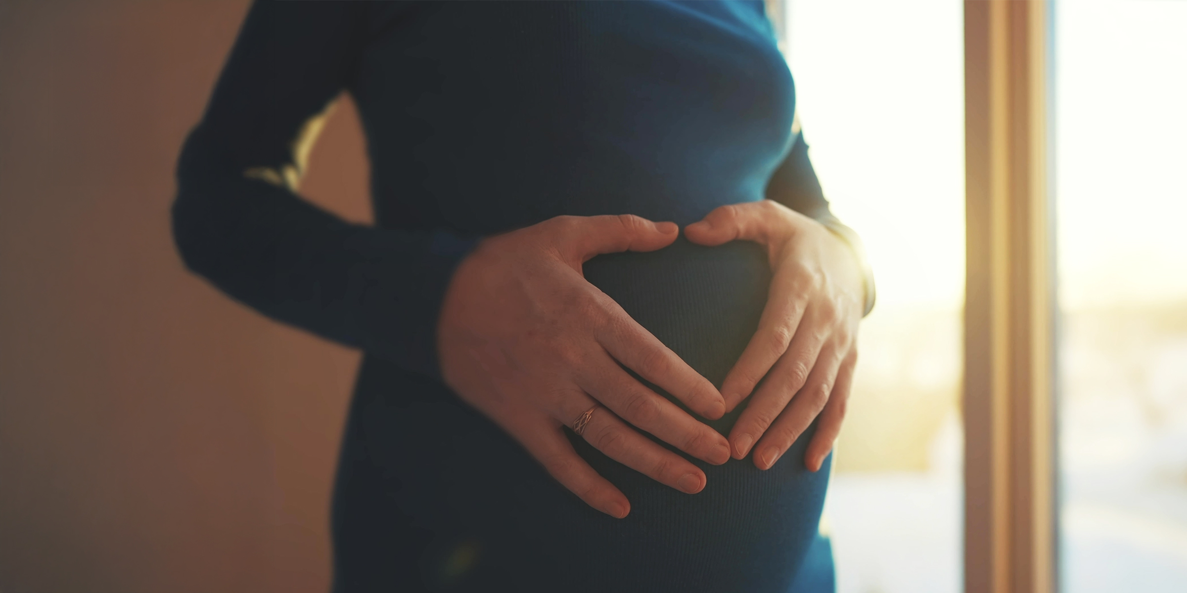 Mujer sujetando su barriga de embarazada | Fuente: Shutterstock