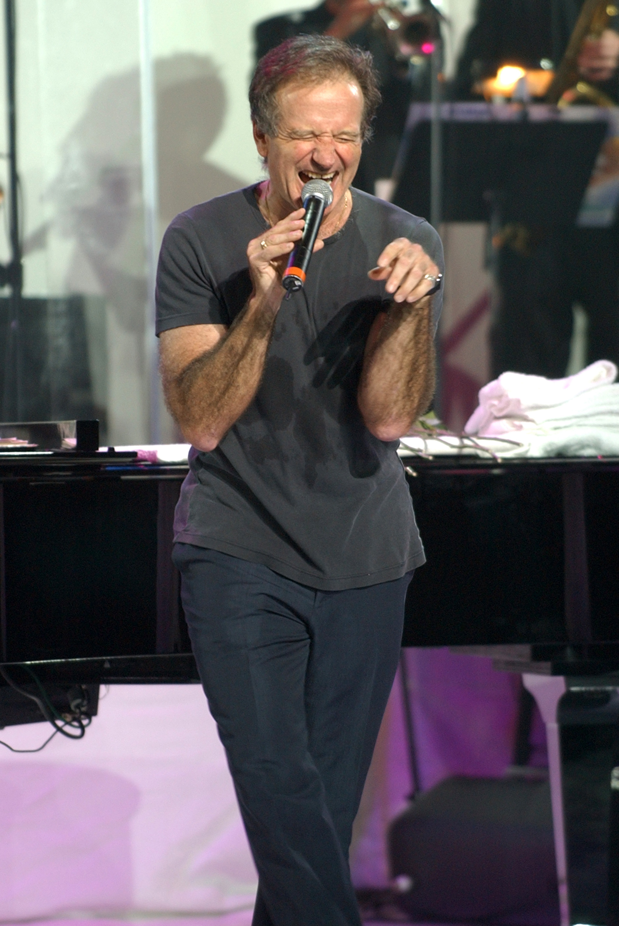 Robin Williams actuando durante el evento del 40º Aniversario de la "Shower of Stars" del Hospital de Investigación Infantil St. Jude, el 26 de abril de 2003, en Memphis, Tenessee. | Fuente: Getty Images