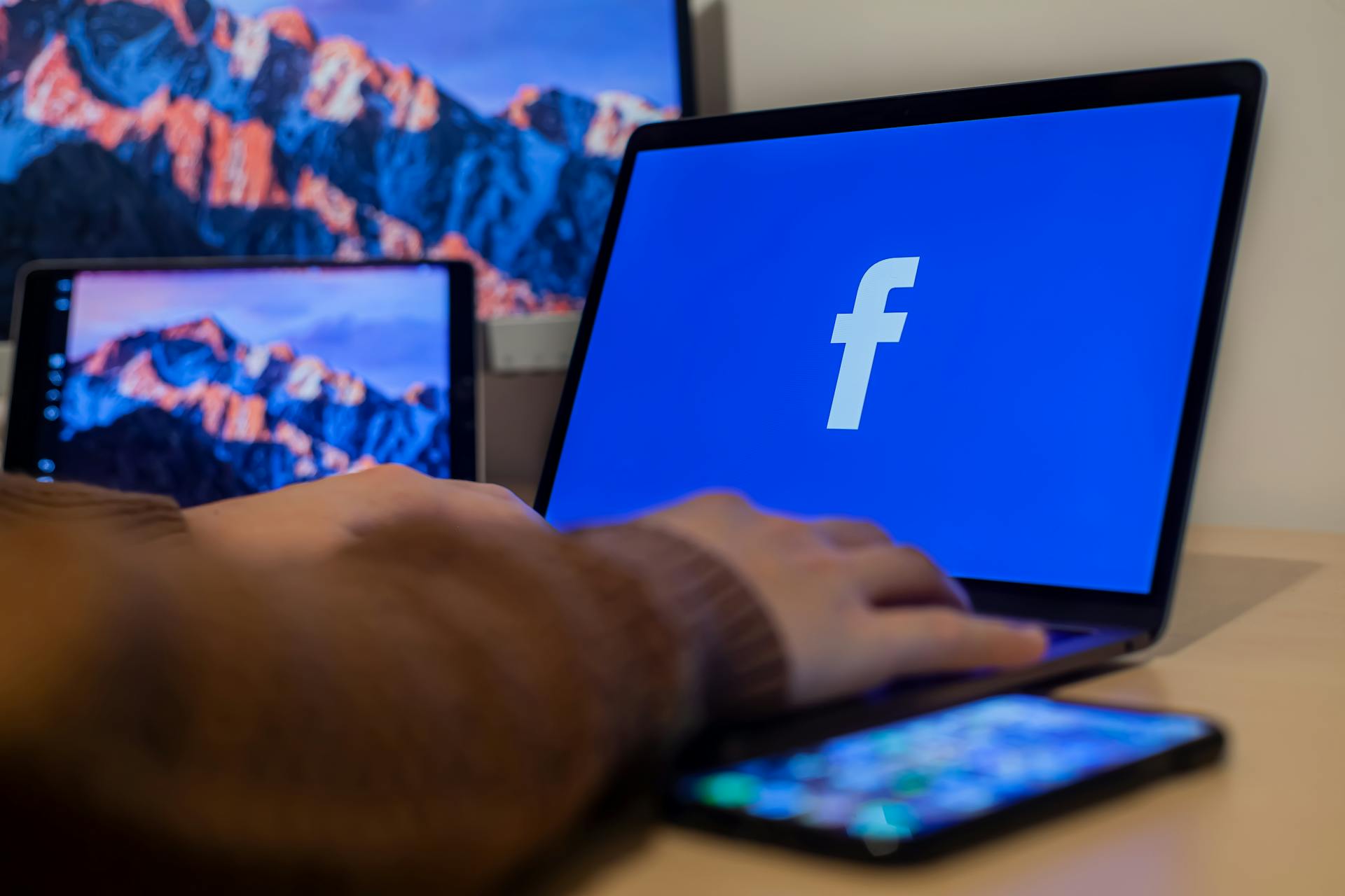 Un ordenador portátil con el logotipo de Facebook | Fuente: Pexels