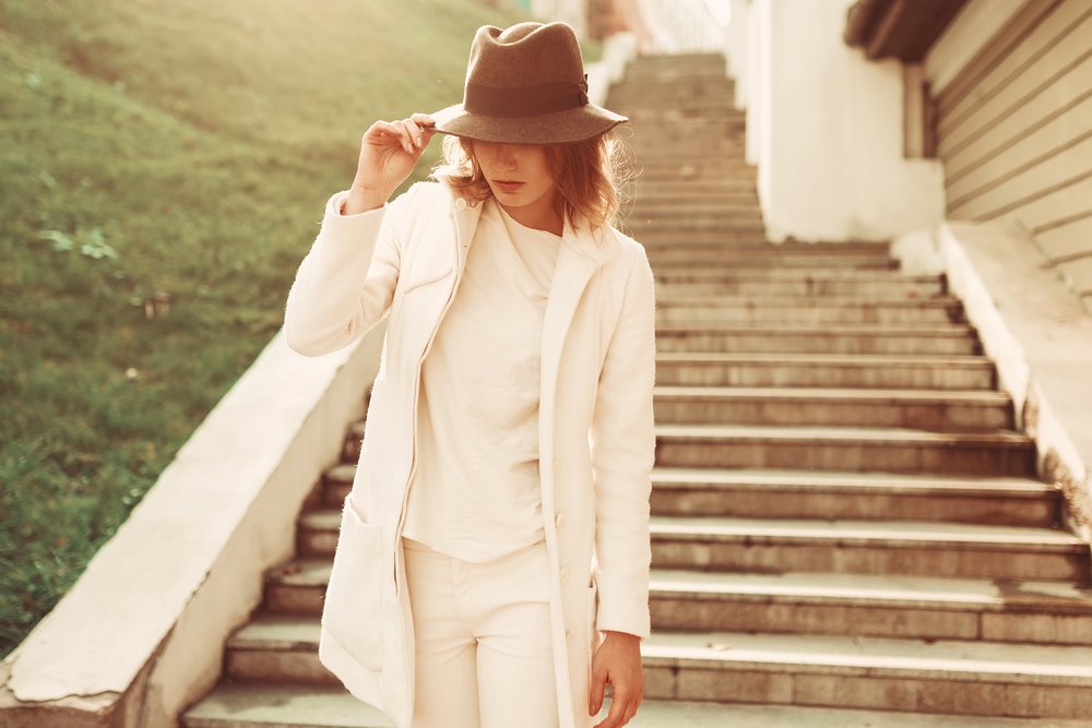 Modelo femenina luciendo un atuendo blanco. I Foto: Shutterstock. 