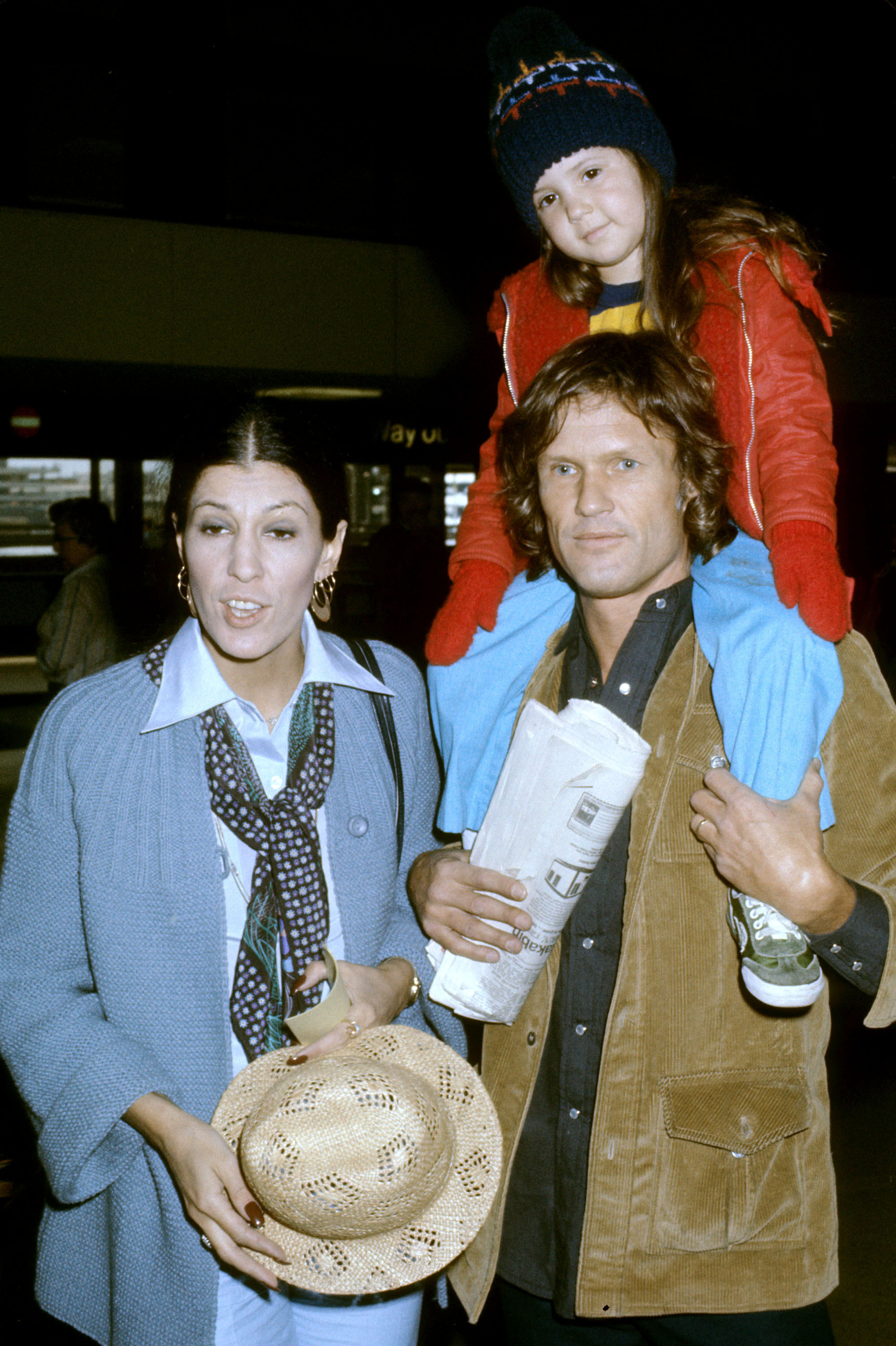 Kris Kristofferson con su esposa y su hija en el aeropuerto de Heathrow el 25 de noviembre de 1977 | Fuente: Getty Images