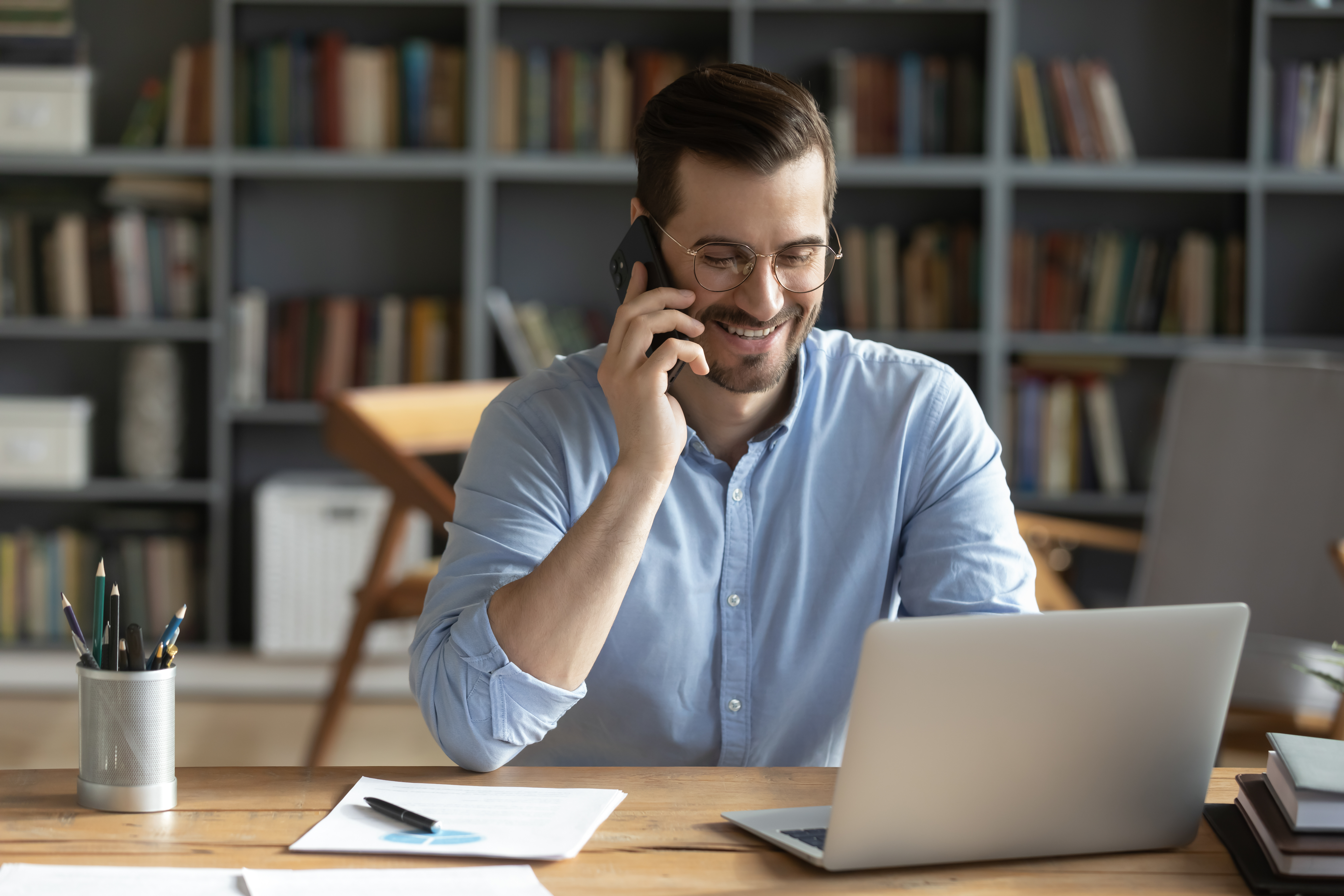 Un hombre feliz hablando por teléfono | Foto: Shutterstock