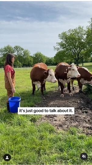 Jennifer Garner dando de comer a las vacas en la granja de su familia en un vídeo de Instagram del 9 de diciembre de 2023 | Fuente: Instagram/jennifer.garner/
