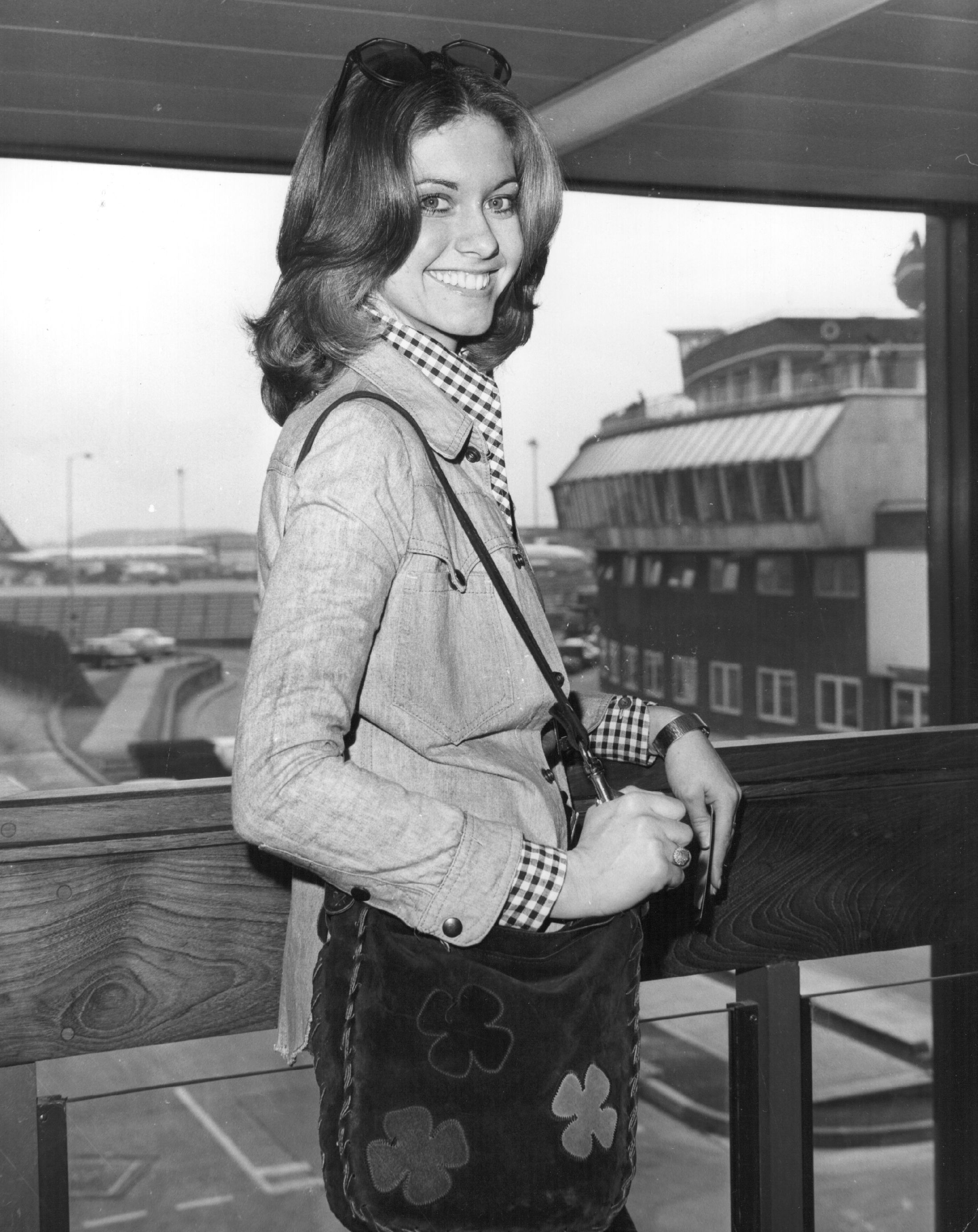 Olivia Newton-John en el aeropuerto de Londres-Heathrow, en 1973. | Foto: Getty Images