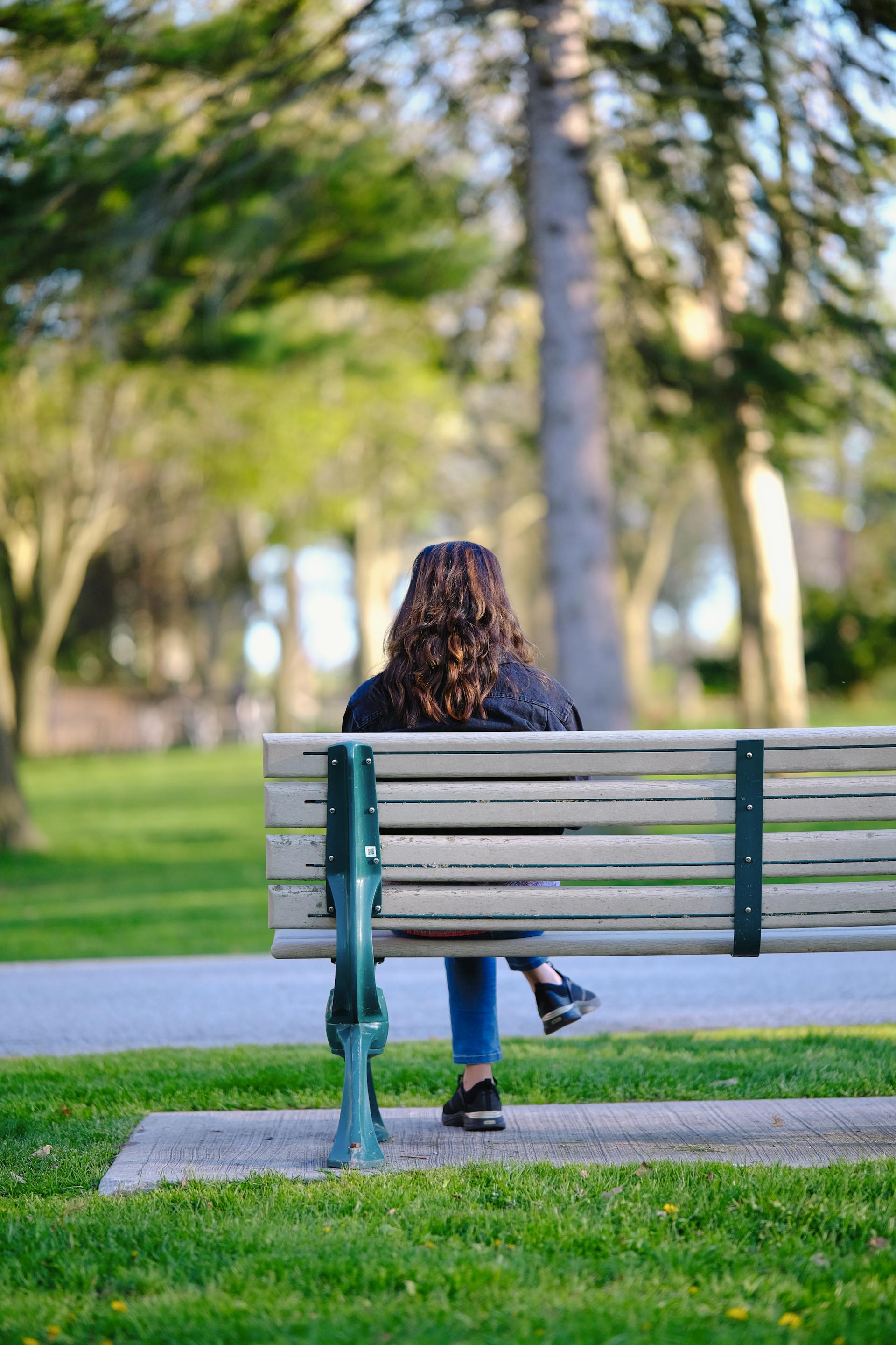 Una mujer sentada en un banco | Fuente: Pexels