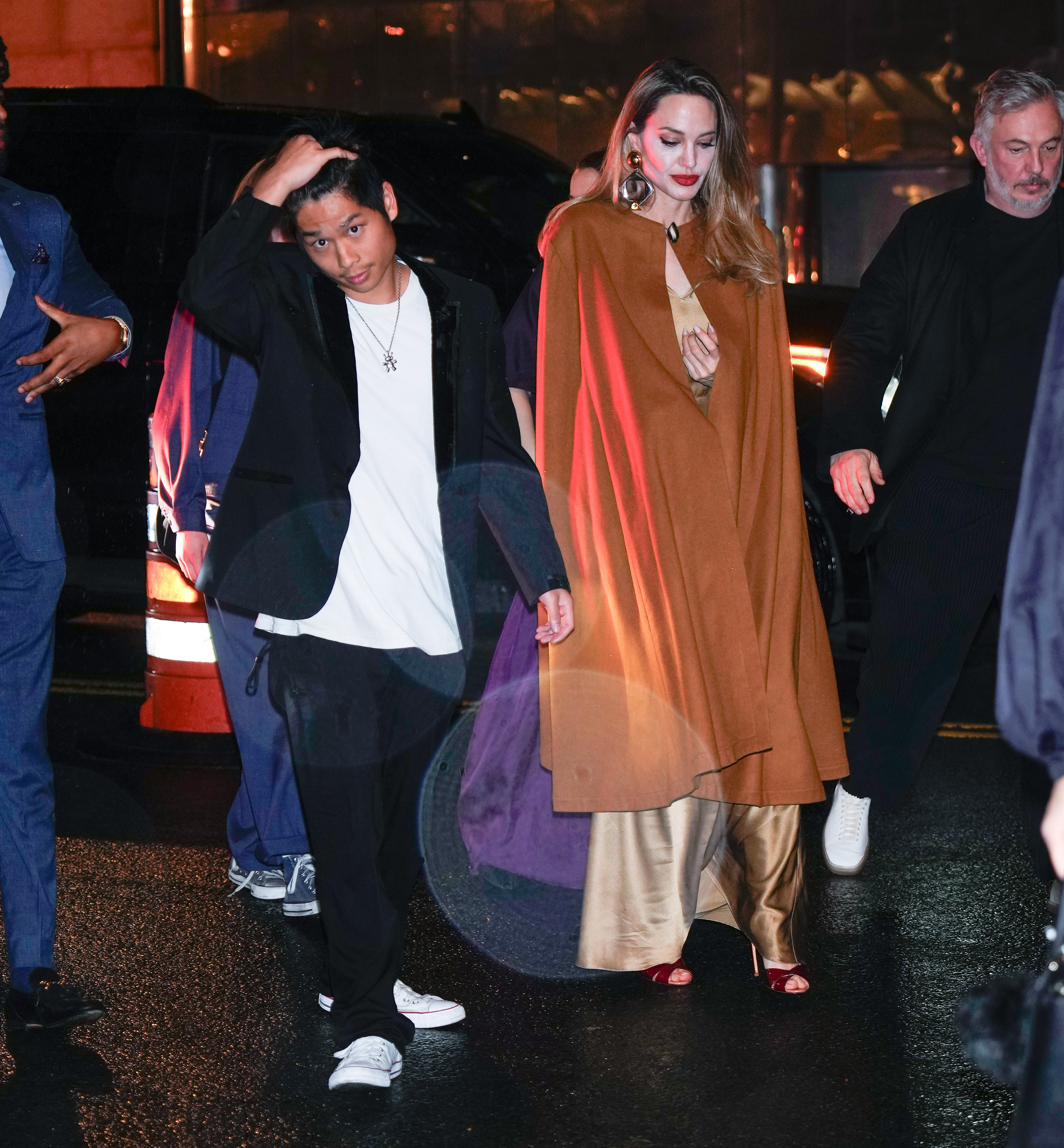 Pax Jolie-Pitt y Angelina Jolie en la fiesta posterior de "The Outsiders", el 11 de abril de 2024, en Nueva York. | Fuente: Getty Images
