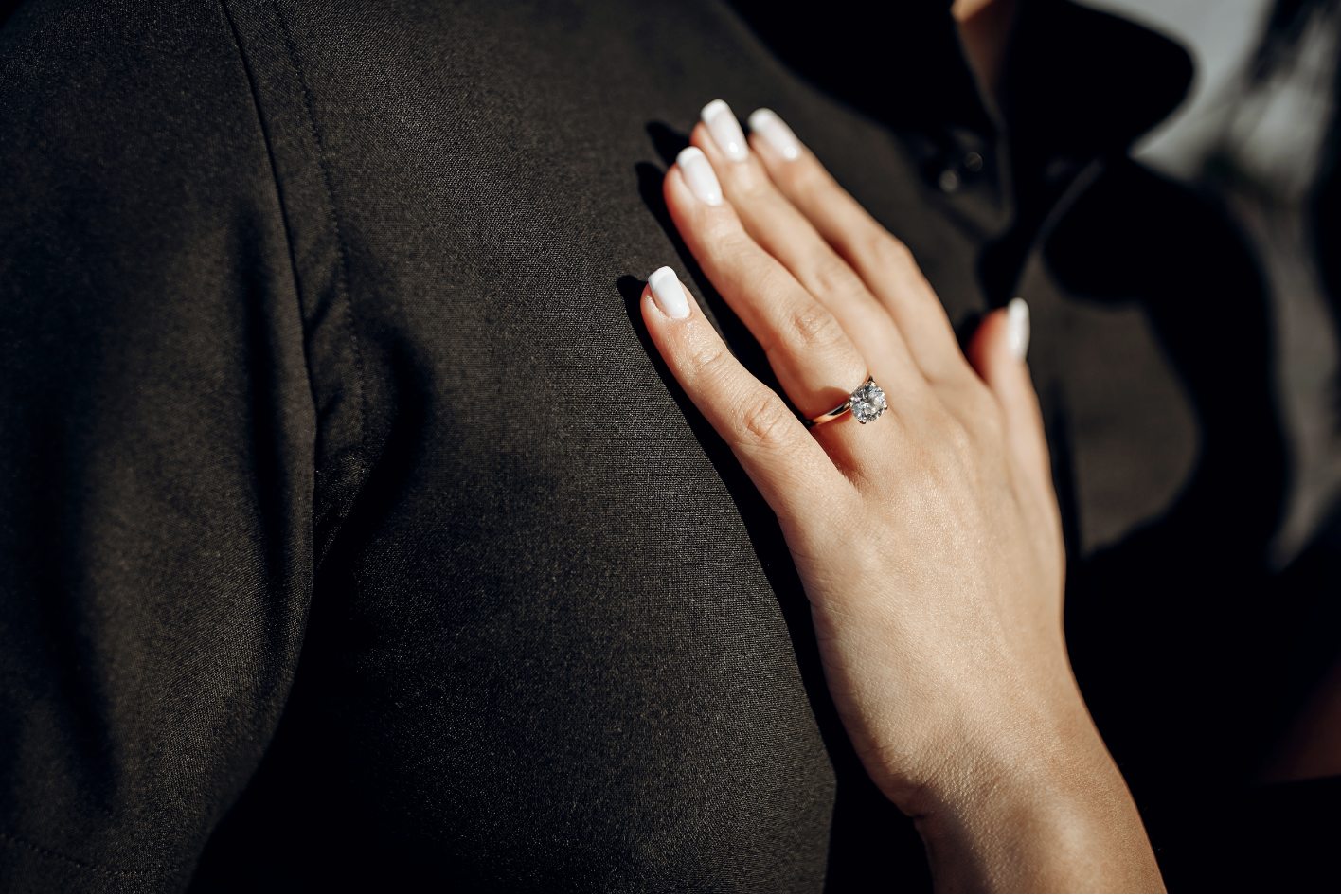 Mano de mujer con un anillo de compromiso | Foto: Shutterstock