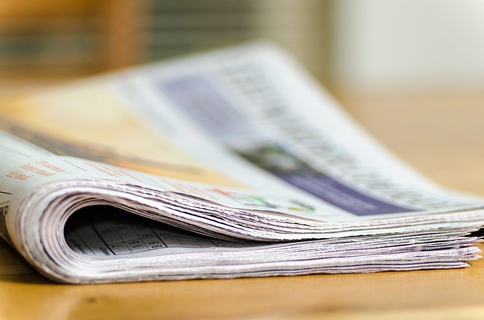 Periódico sobre una mesa. | Fuente: Pixabay