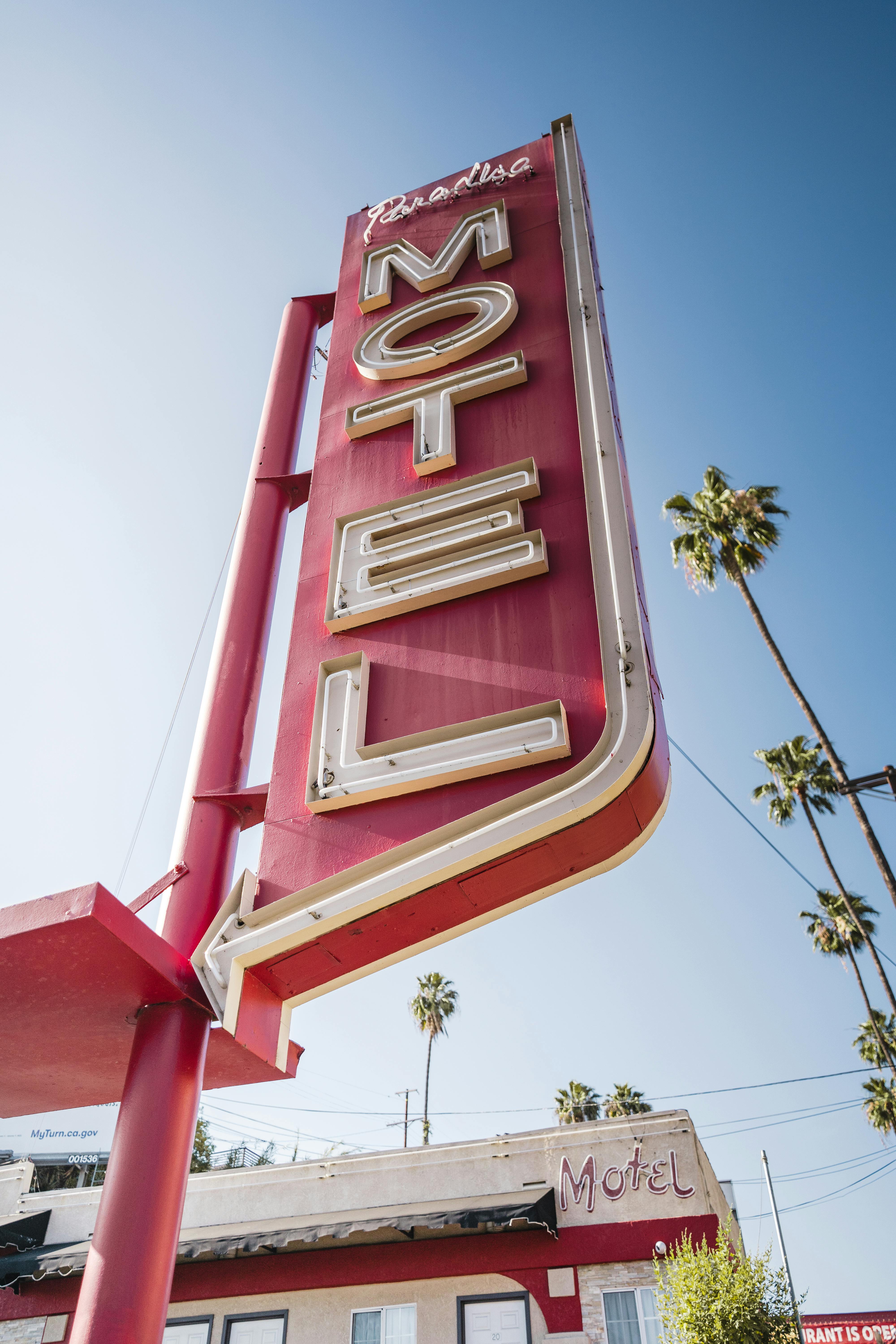 Un cartel de motel | Fuente: Pexels