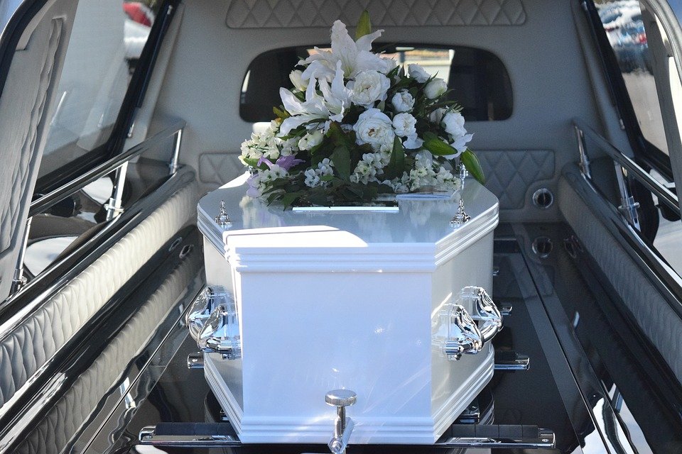 Ataúd en vehículo fúnebre│Imagen tomada de: Pixabay