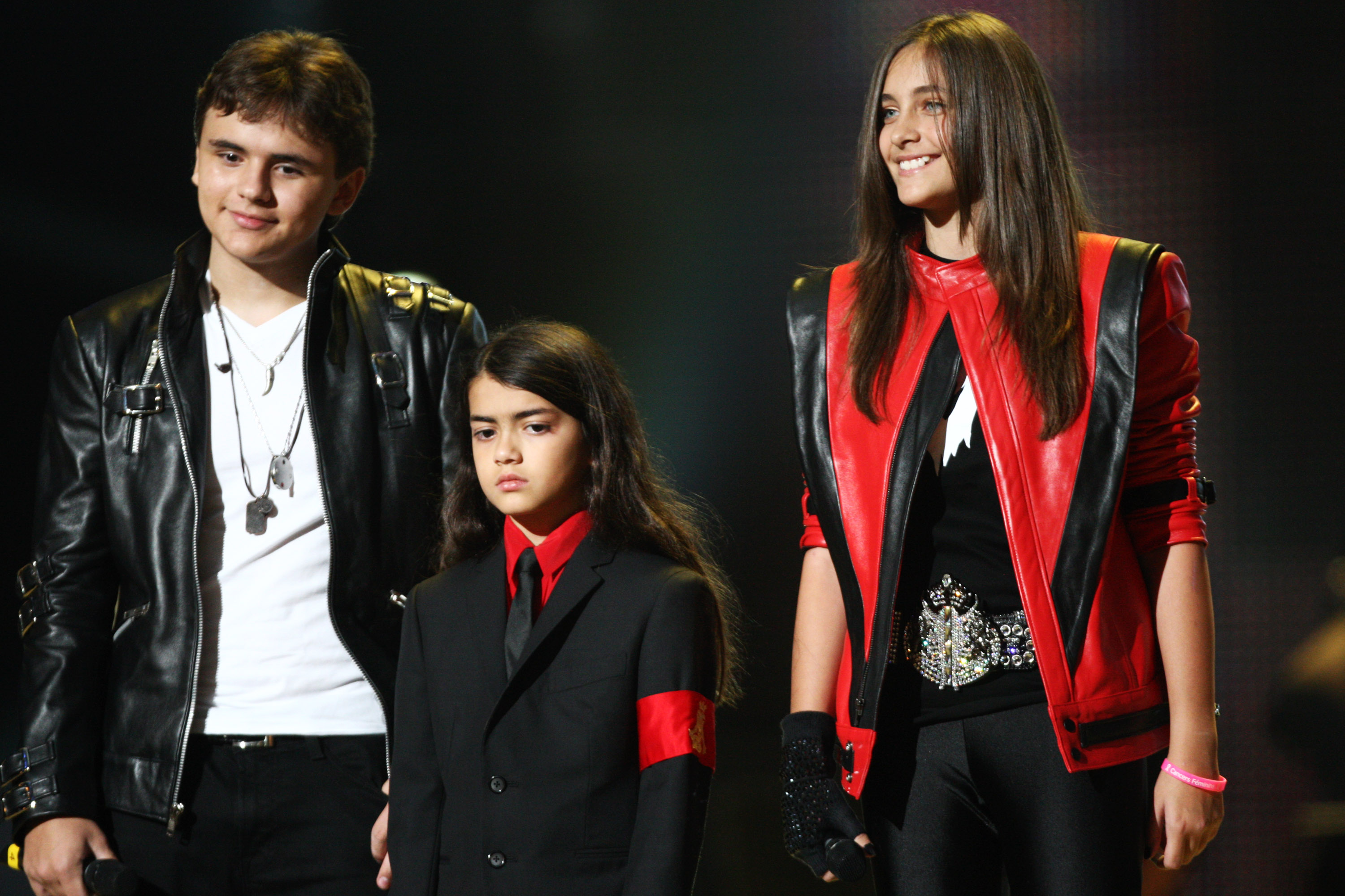 Prince, Bigi y Paris Jackson aparecen en el escenario en el concierto "Michael Forever" para recordar al fallecido Michael Jackson en Cardiff, Reino Unido, el 8 de octubre de 2011 | Fuente: Getty Images