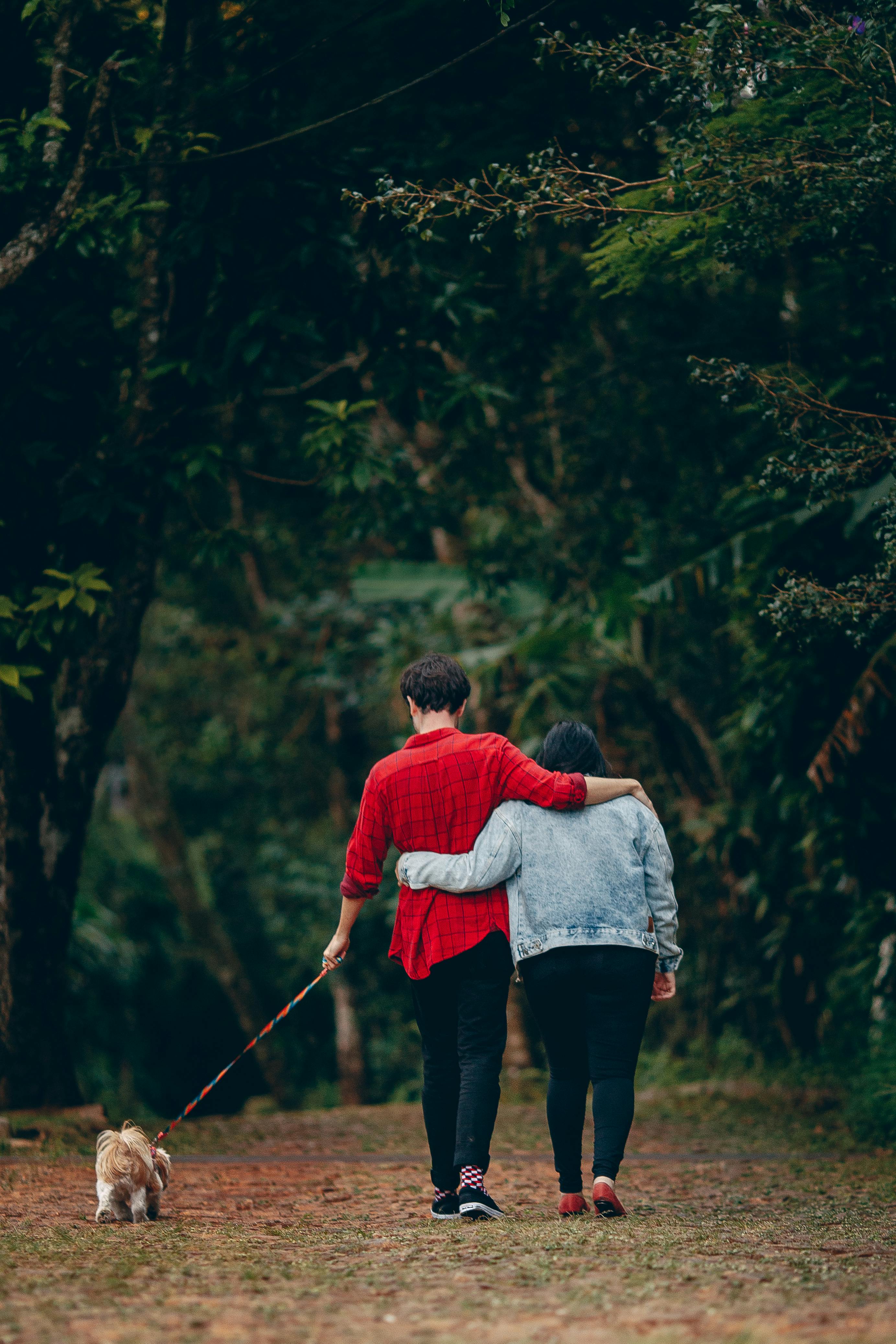 Couple having a good time in the park | Source: pexels