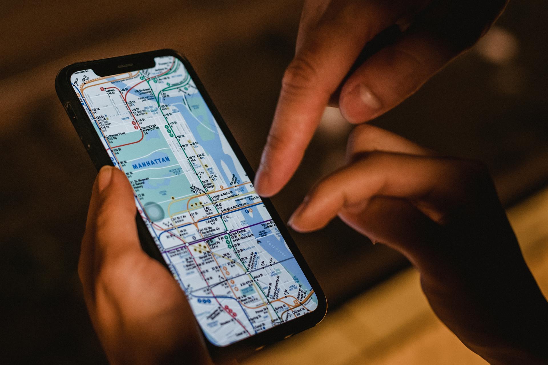 Una pareja mirando direcciones en un teléfono | Fuente: Pexels