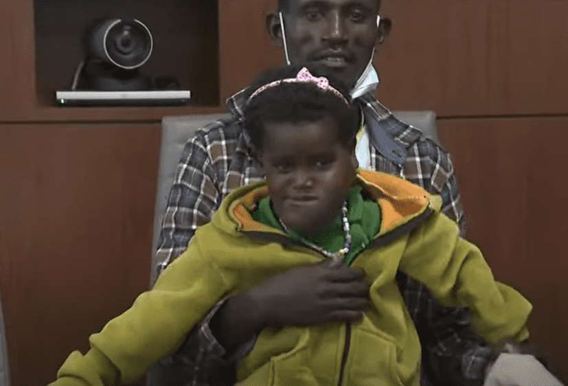 Nagalem Alafa con su padre. | Foto: Captura de Youtube/CBS New York.