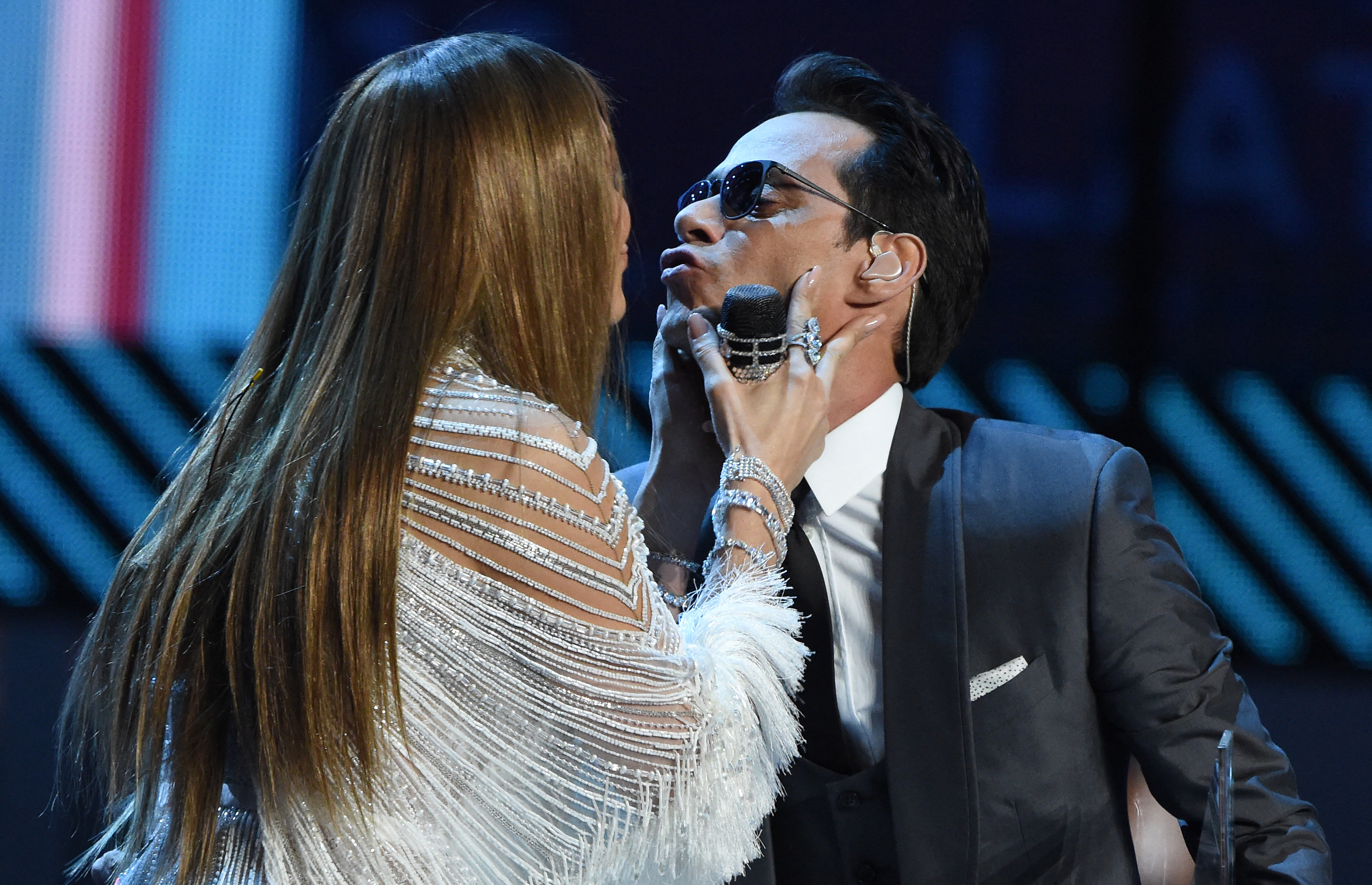 El beso sorpresa de Jennifer López y Marc Anthony en los Premios Grammy Latinos de 2016 causó revuelo entre los fans, pero ambos siguieron describiendo su relación como una estrecha amistad tras el divorcio. | Fuente: Getty Images