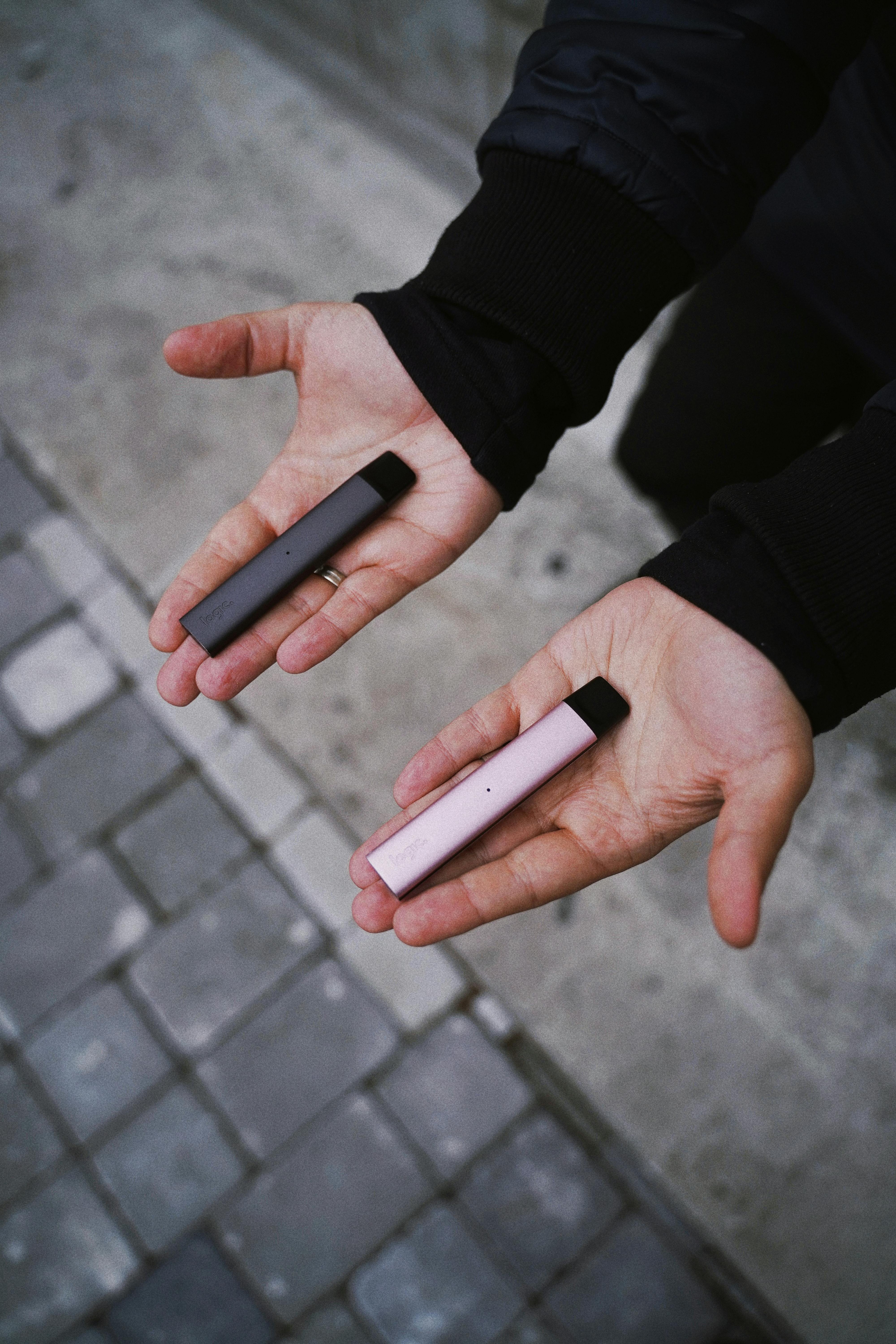 Una persona sosteniendo vapeadores | Fuente: Pexels