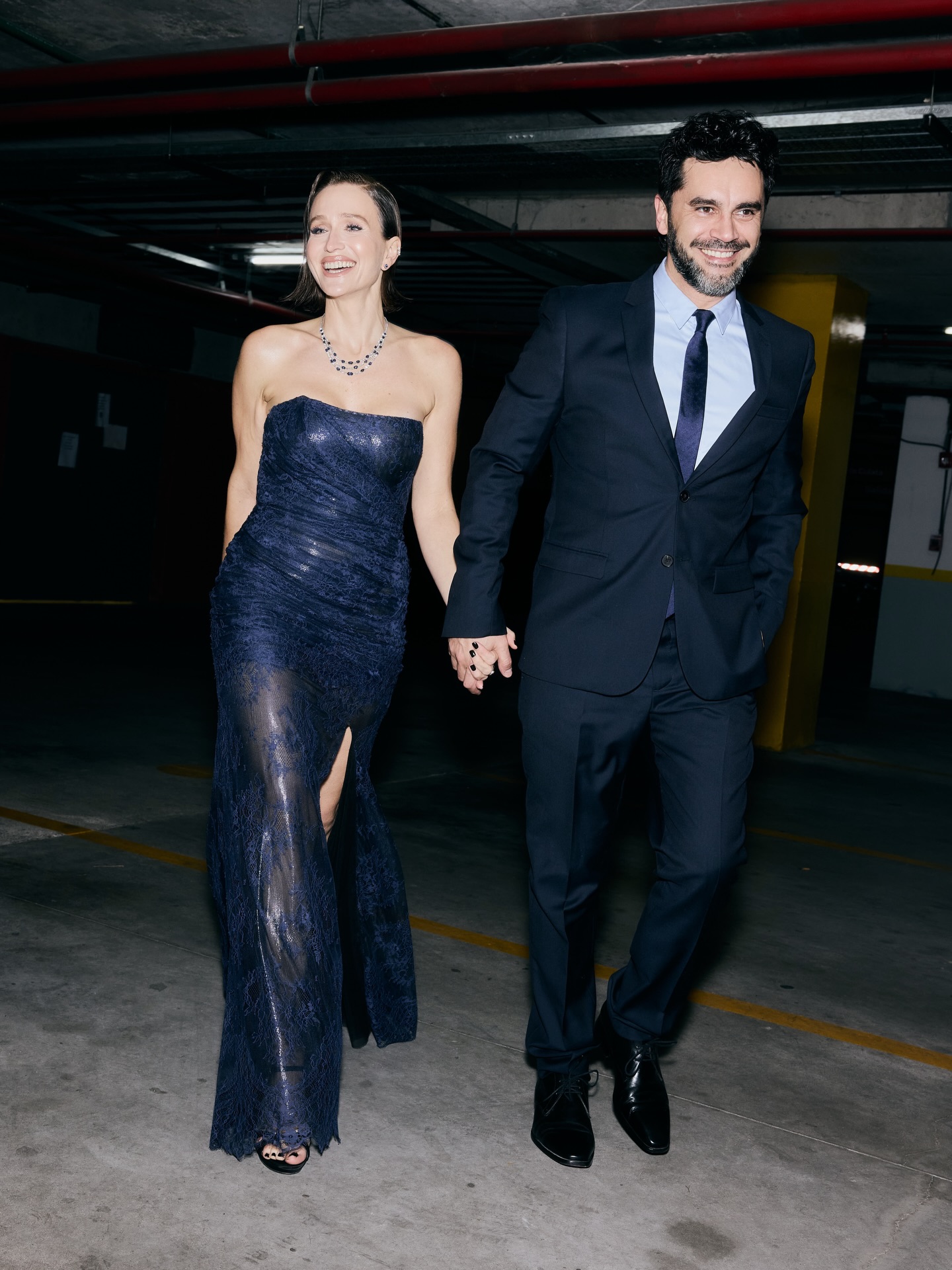 Brenda Gandini y Gonzalo Heredia posando juntos con trajes combinados | Fuente: Instagram/brendagandiniok