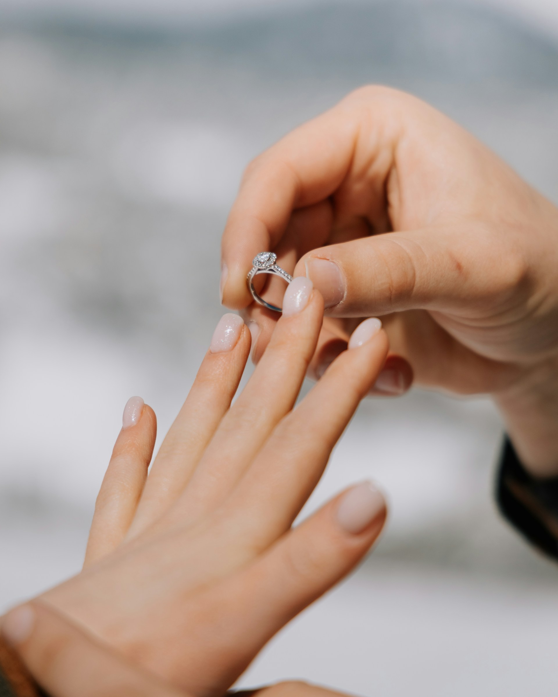 Un hombre deslizando un anillo en el dedo de su pareja | Fuente: Unsplash