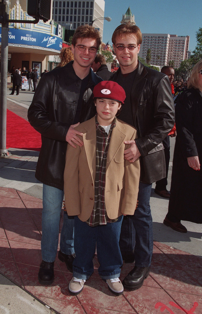 Matthew, Andrew y Joey Lawrence durante el estreno en Westwood de "Jack Frost", 1998 | Fuente: Getty Images