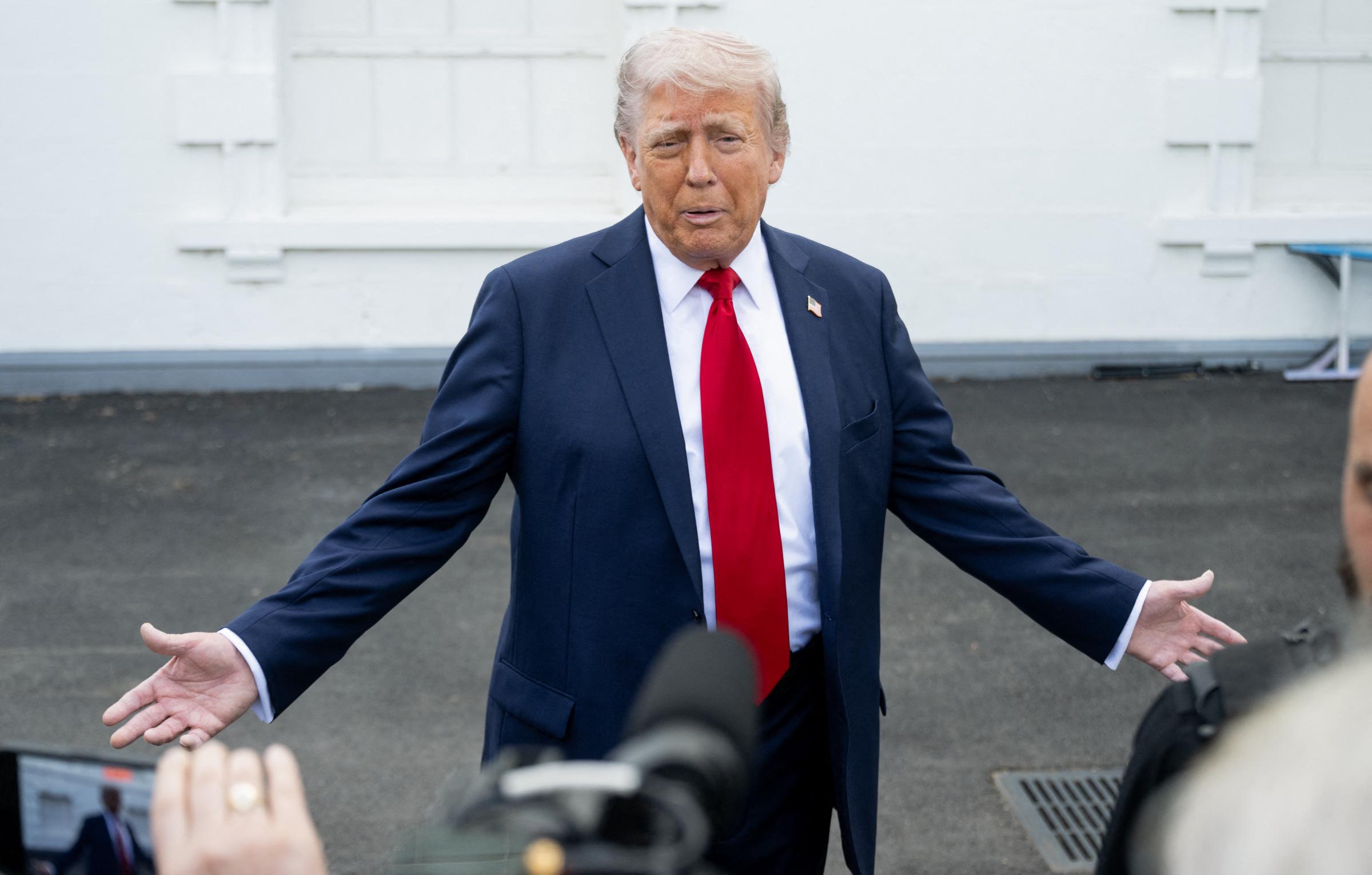 El presidente Donald Trump habla con los periodistas fuera de la Casa Blanca en Washington, DC, el 23 de abril de 2025 | Fuente: Getty Images
