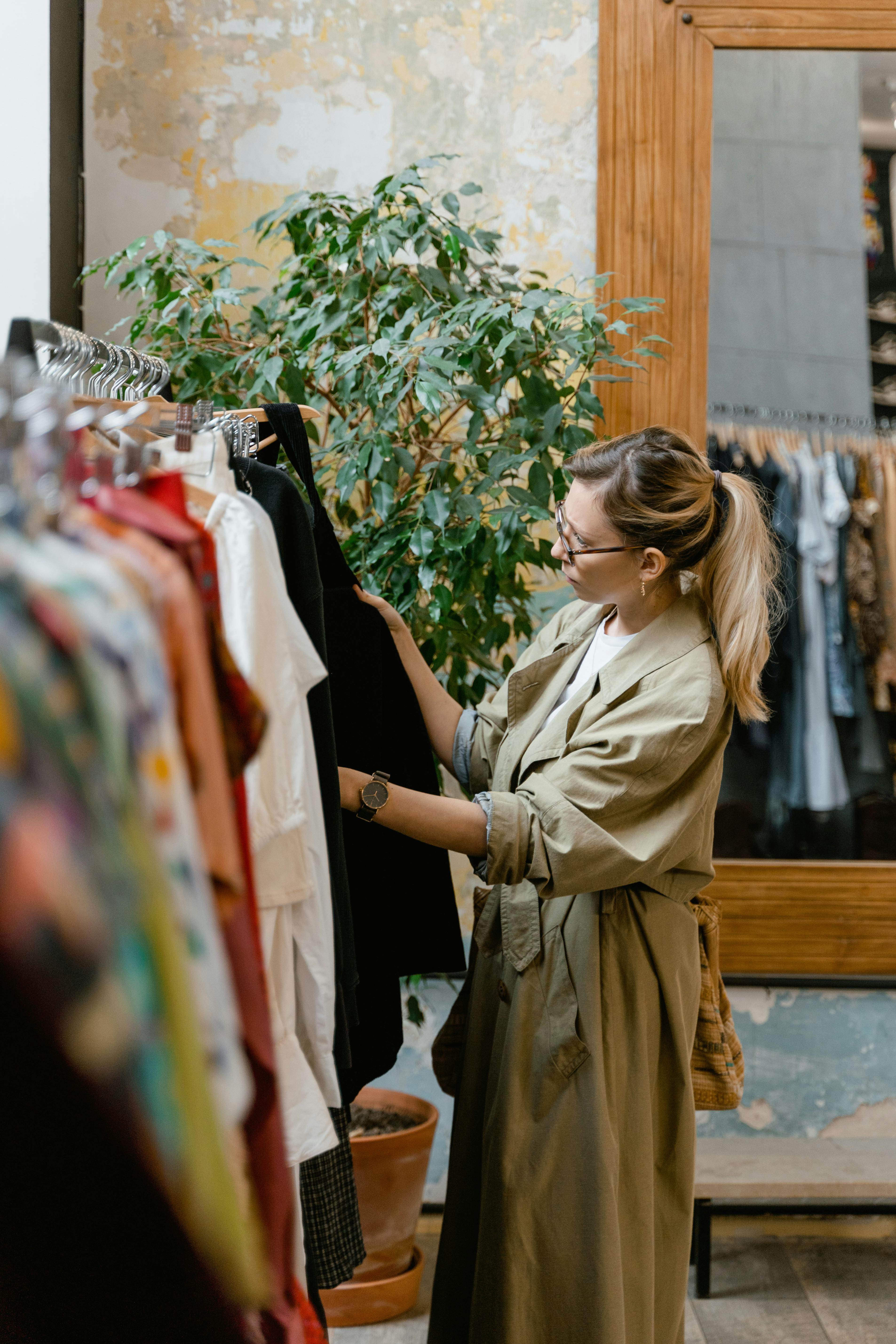 Una mujer recogiendo ropa | Fuente: Pexels