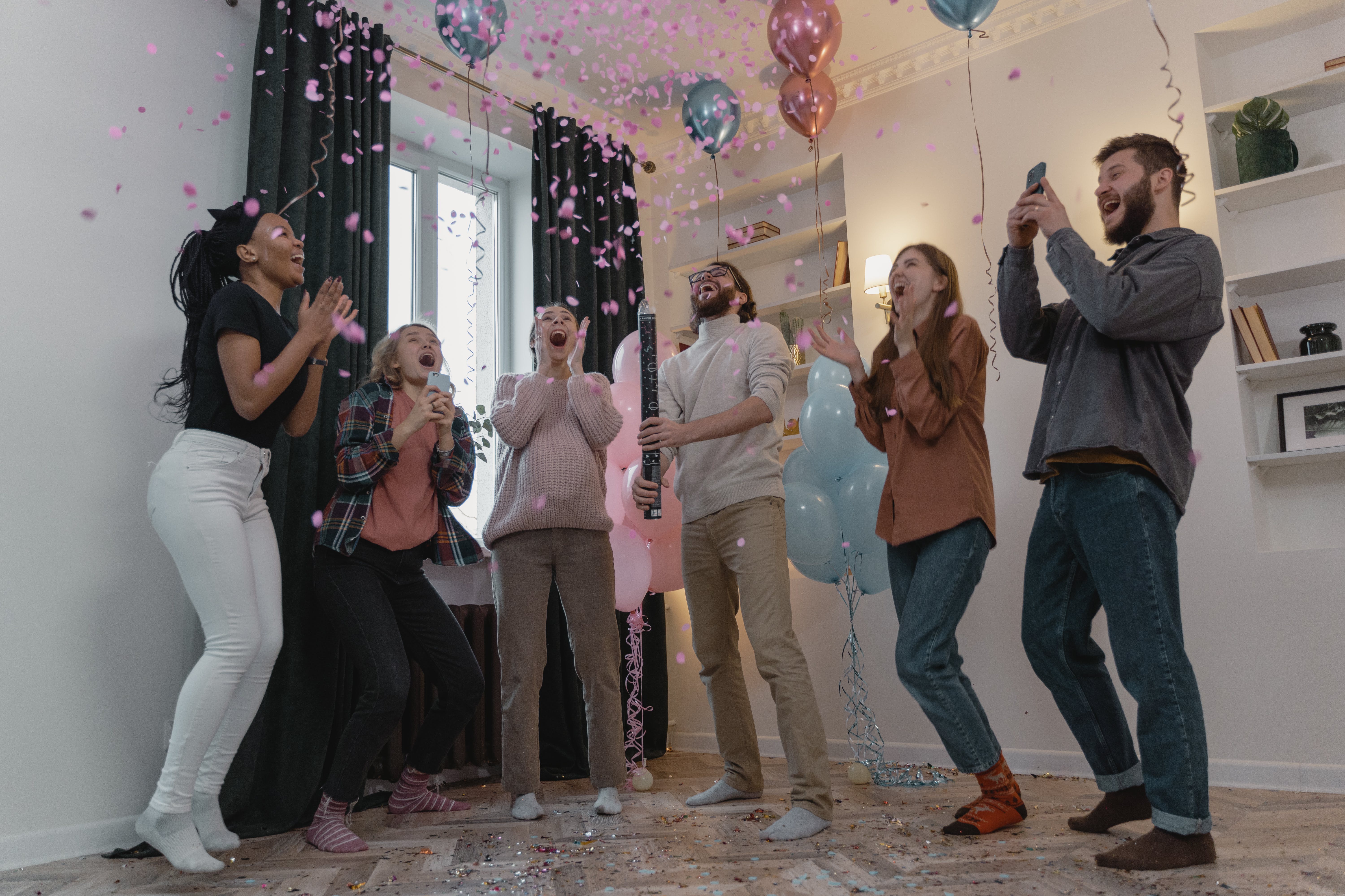 Un grupo de personas celebrando una fiesta de revelación de género | Foto: Pexels