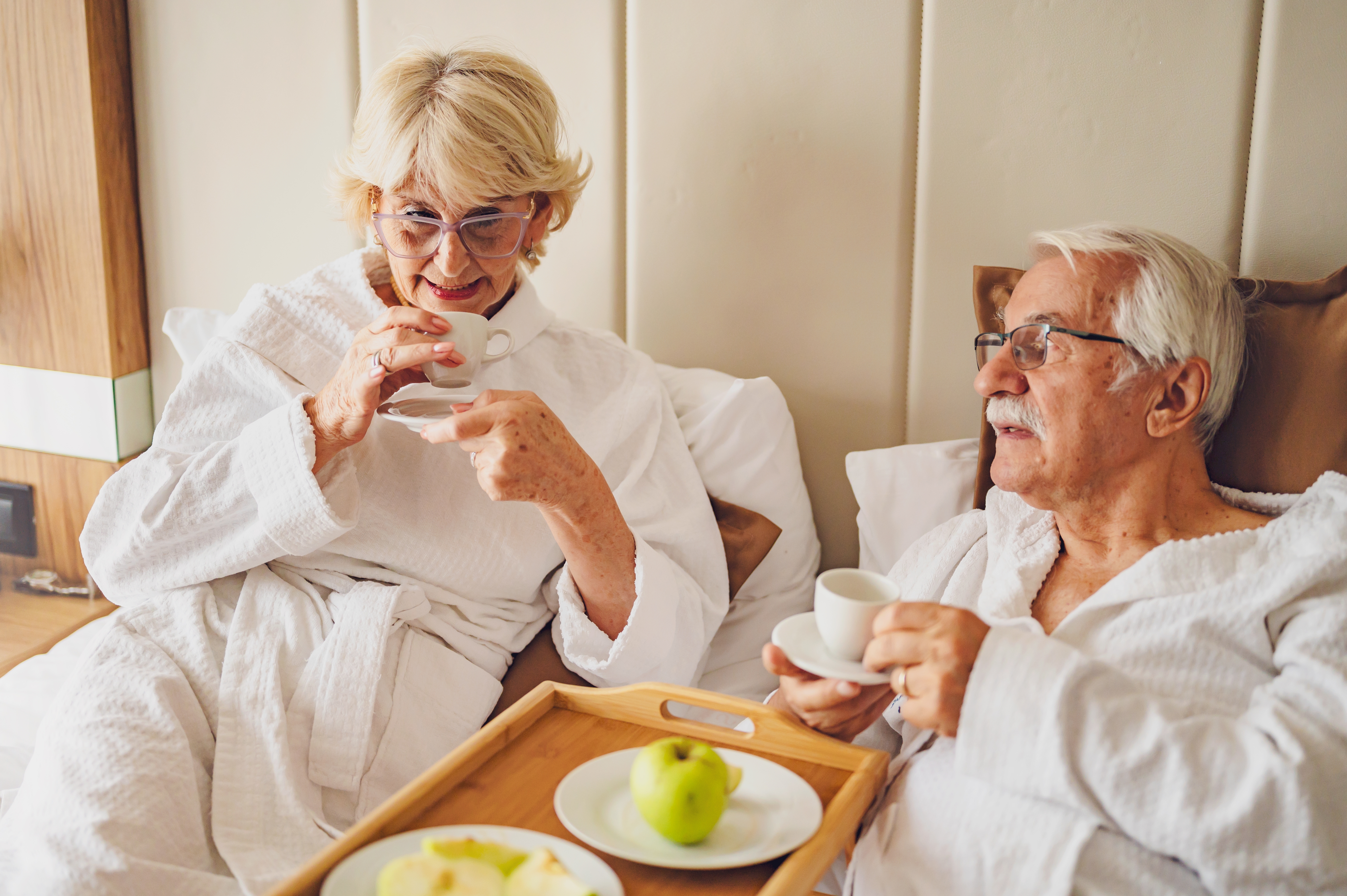 Un anciano y una anciana en una habitación de hotel | Fuente: Shutterstock