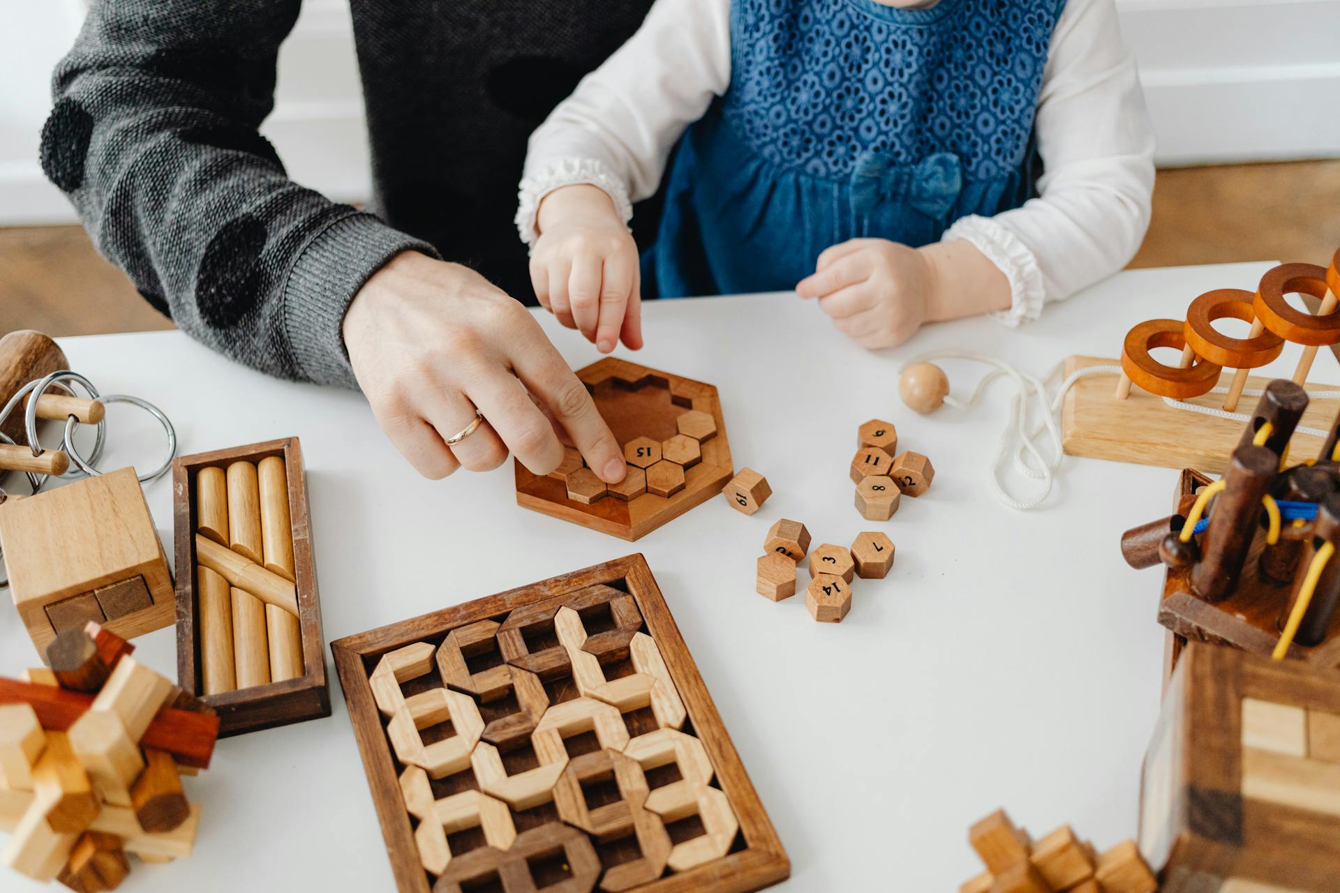 Un padre y su hija jugando en la mesa | Fuente: Pexels