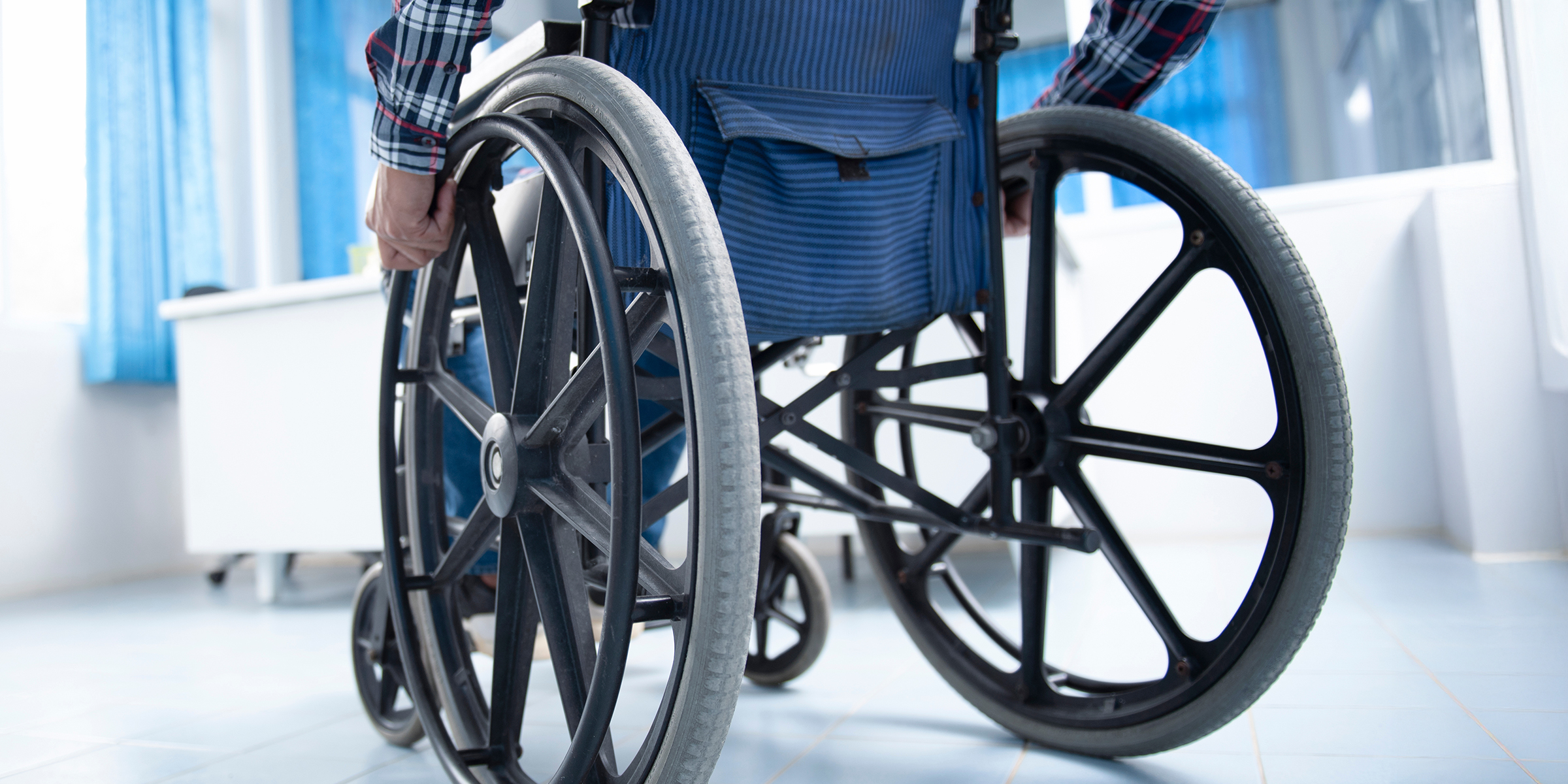 Un hombre en silla de ruedas | Fuente: Shutterstock