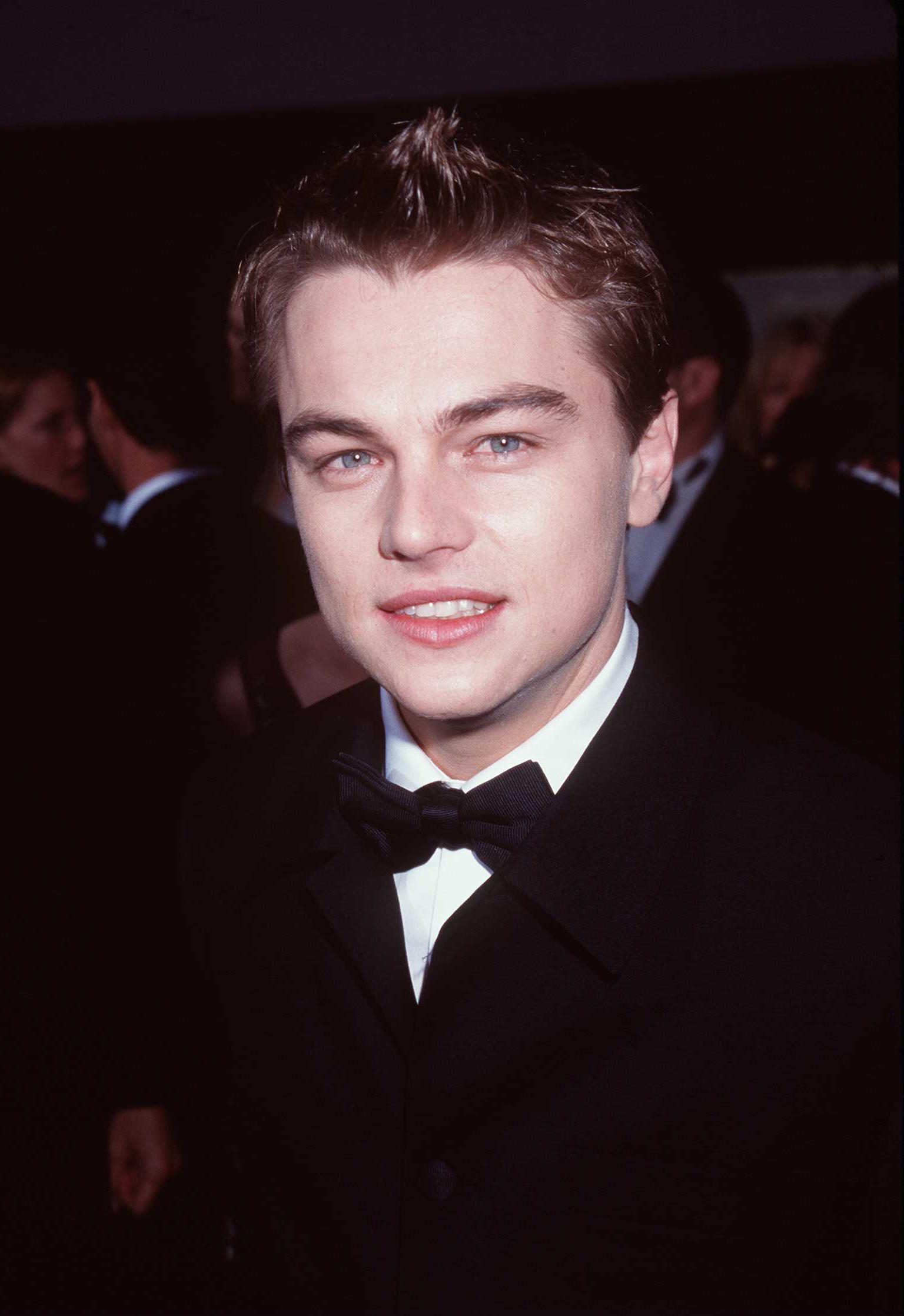 Leonardo DiCaprio asiste a la entrega de los Globos de Oro el 18 de enero de 1998 en Beverly Hills, California | Foto: Getty Images