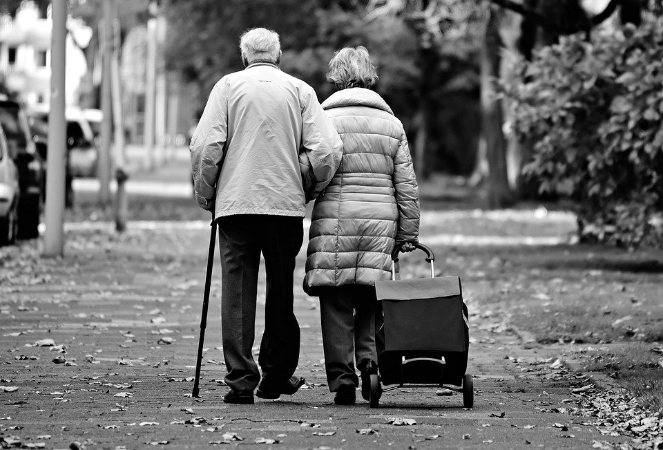 Pareja de ancianos caminando con una pequeña maleta. | Foto: Pixabay