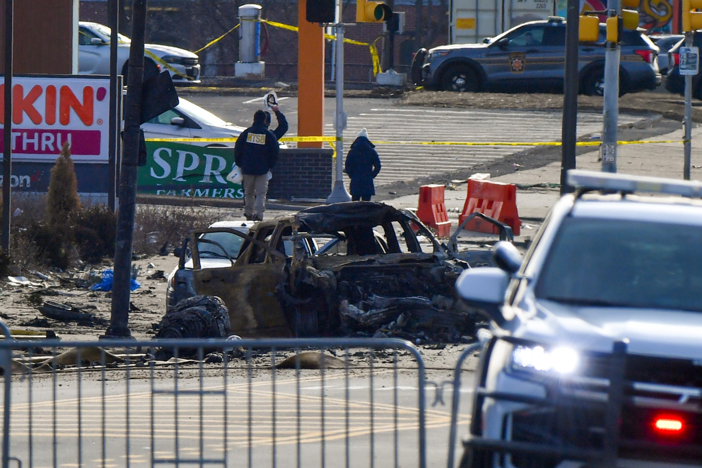 La Junta Nacional de Seguridad en el Transporte investiga el lugar donde se estrelló un avión médico en el noreste de Filadelfia el 2 de febrero de 2025 | Fuente: Getty Images