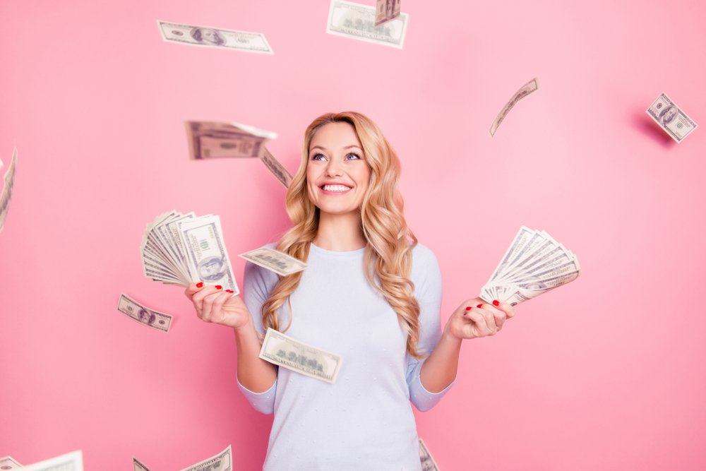 Mujer con mucho dinero. | Foto: Shutterstock.
