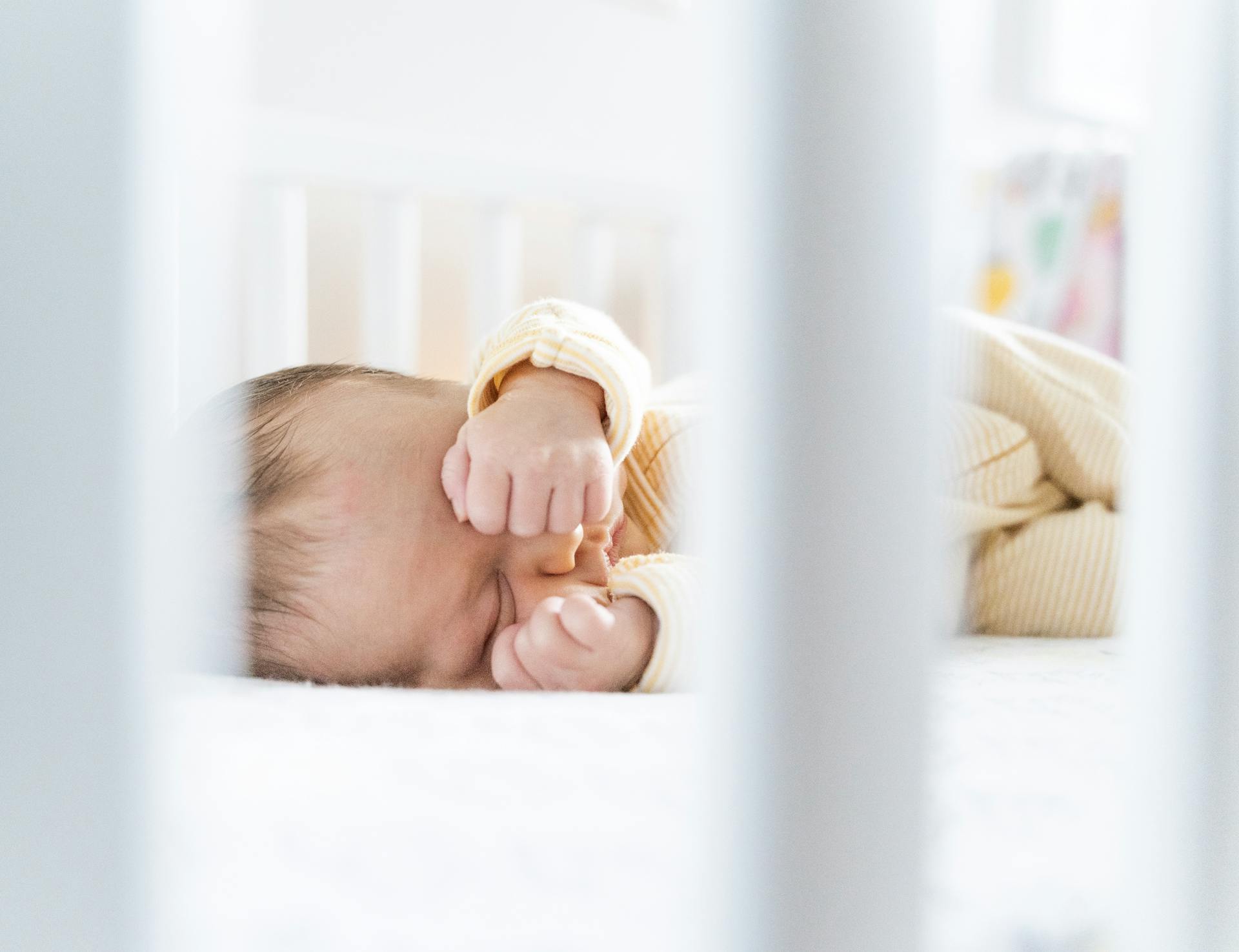 Un bebé en una cuna | Fuente: Pexels