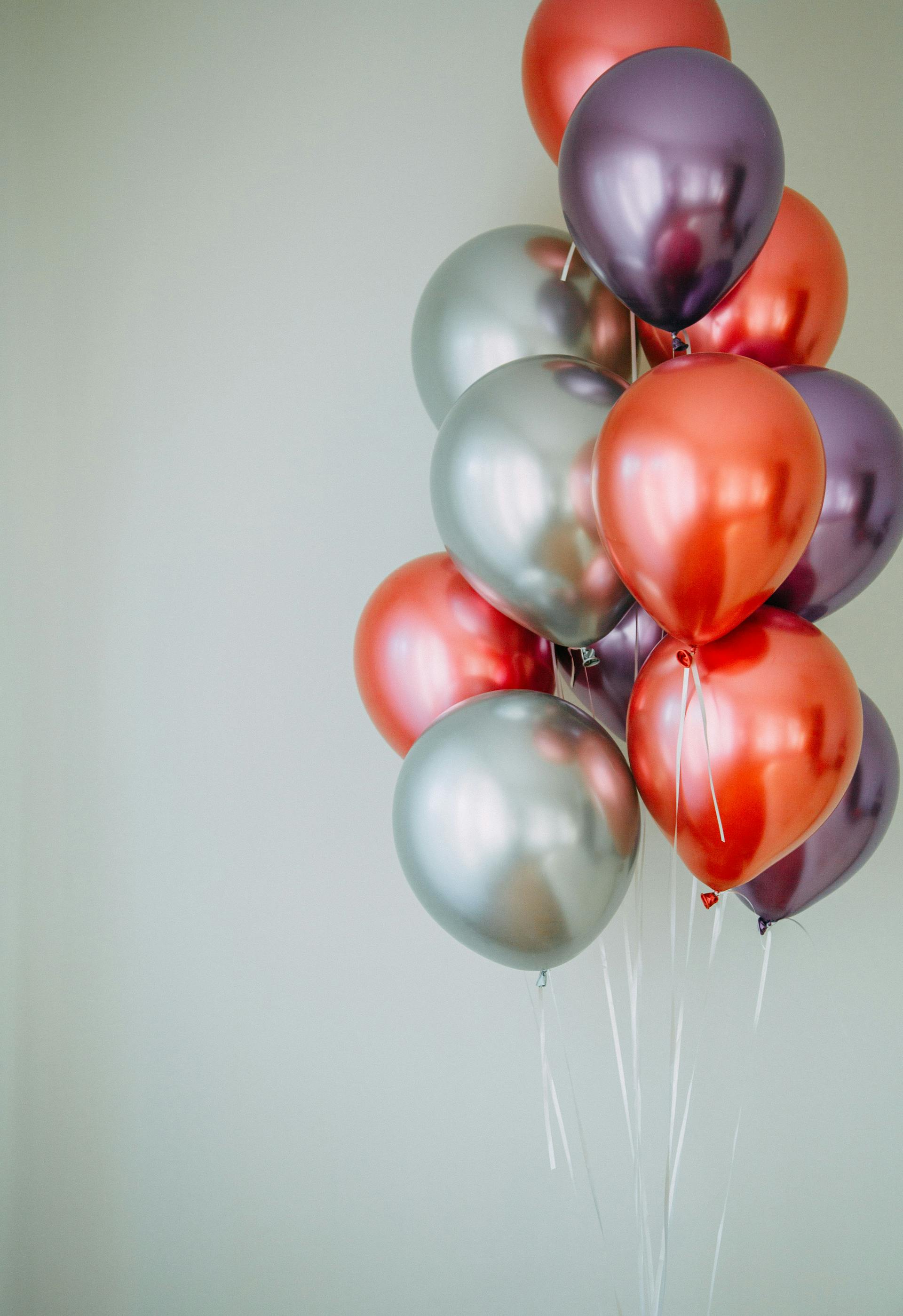 Globos brillantes flotantes | Fuente: Pexels