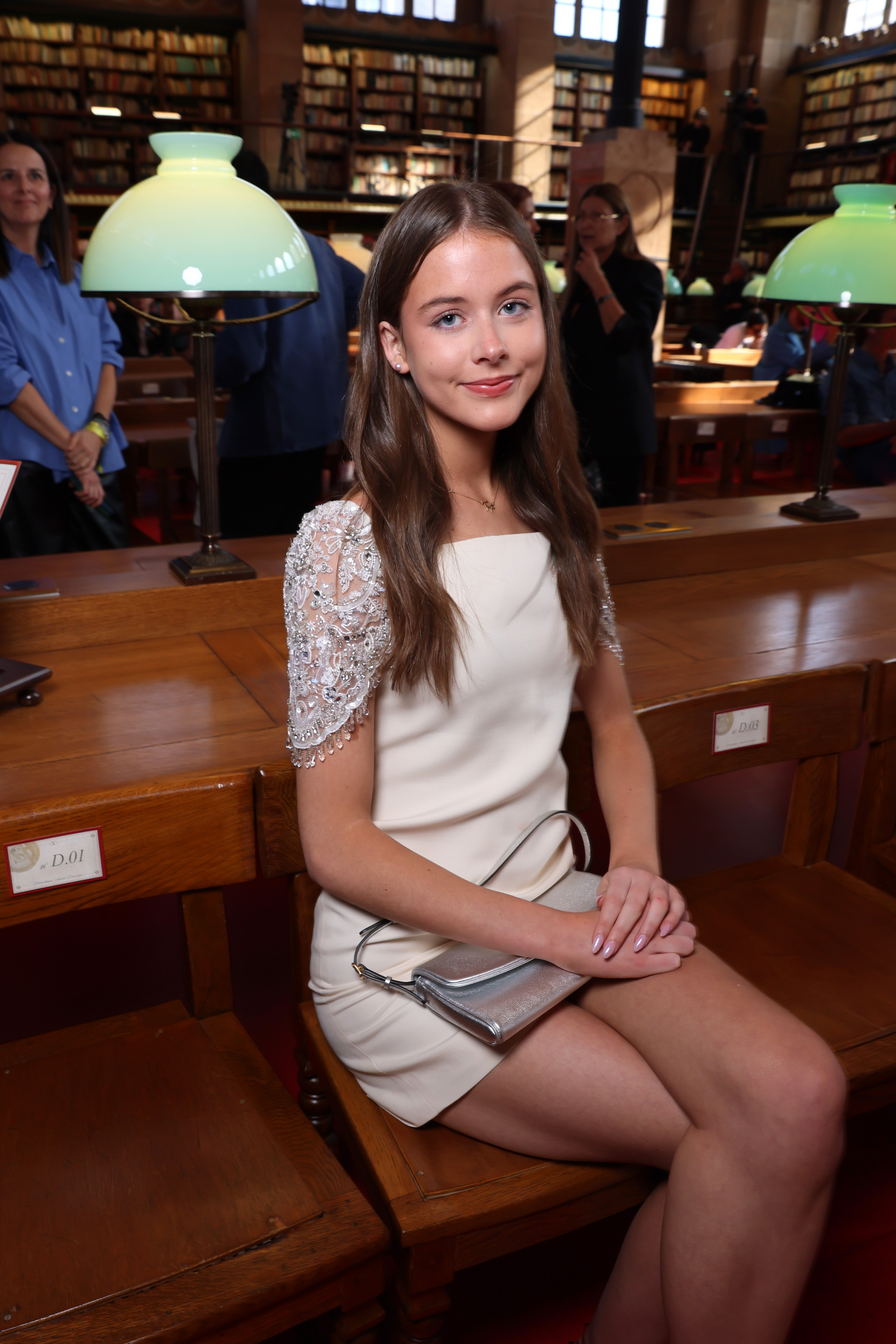 Faith Margaret, de 15 años, posa en el desfile de Valentino de la Semana de la Moda de París sin su madre, Nicole Kidman. La adolescente llevaba un minivestido blanco con mangas adornadas y unos zapatos de tacón negros con tiras, con lo que dejó patente su propio estilo. | Fuente: Getty Images
