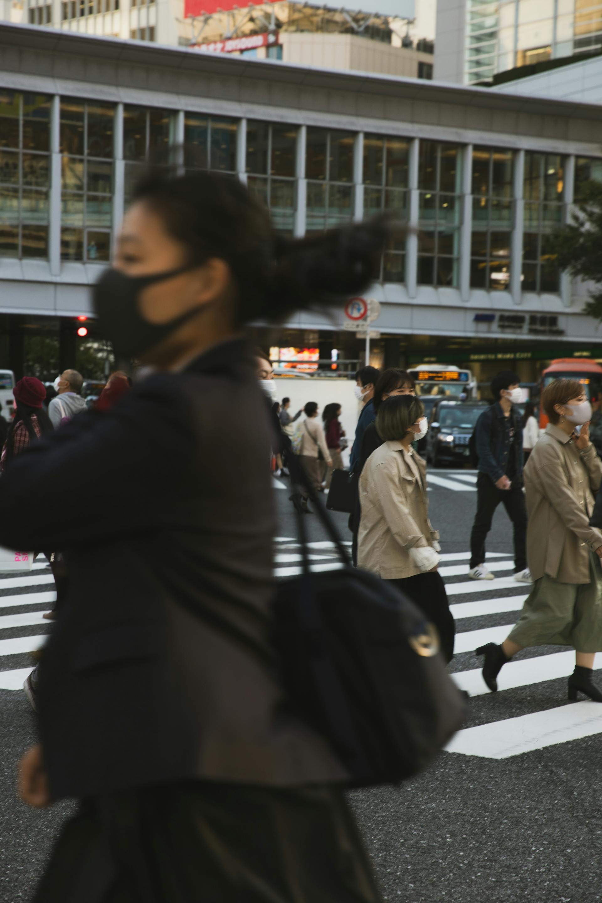 Una concurrida calle de la ciudad | Fuente: Pexels