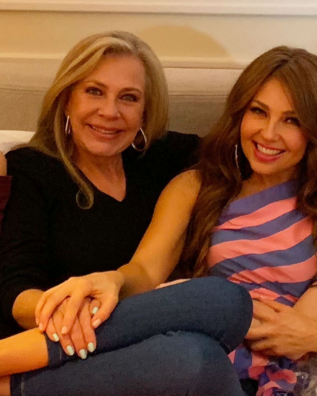 Thalía junto a su hermana Ernestina Sodi. | Foto: Instagram/thalia