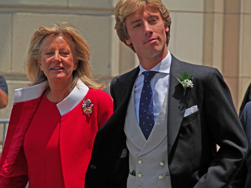 El príncipe Christian de Hannover camina acompañado de su madre Chantal Hochuli. | Foto: Getty Images.