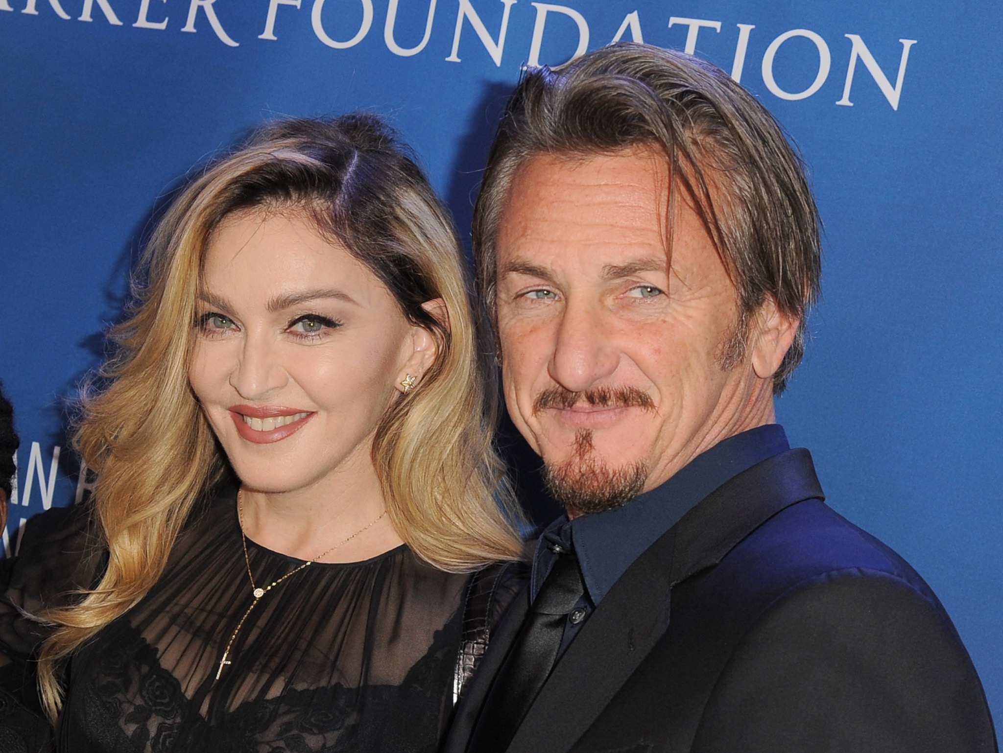 Madonna y Sean Penn se reencontraron en la gala benéfica HELP HAITI HOME de 2016, casi 27 años después de su divorcio. El evento recaudó fondos para proyectos humanitarios en Haití, donde Penn había participado en labores de ayuda desde el devastador terremoto de 2010. | Fuente: Getty Images