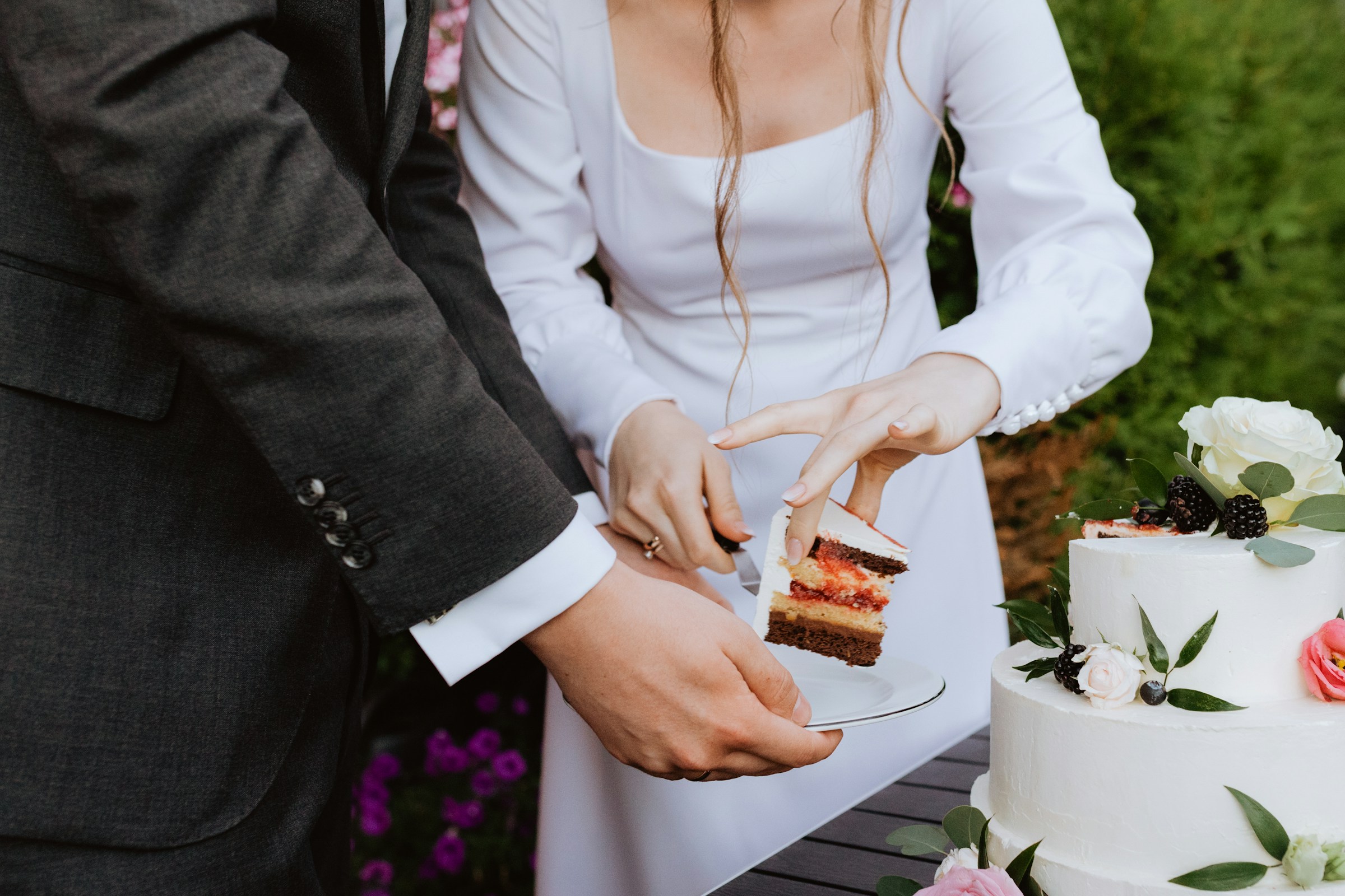 Una pareja cortando su Pastel de boda | Fuente: Unsplash