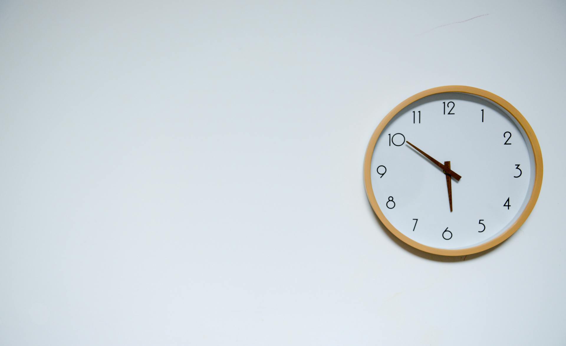 Un reloj en una pared | Fuente: Pexels