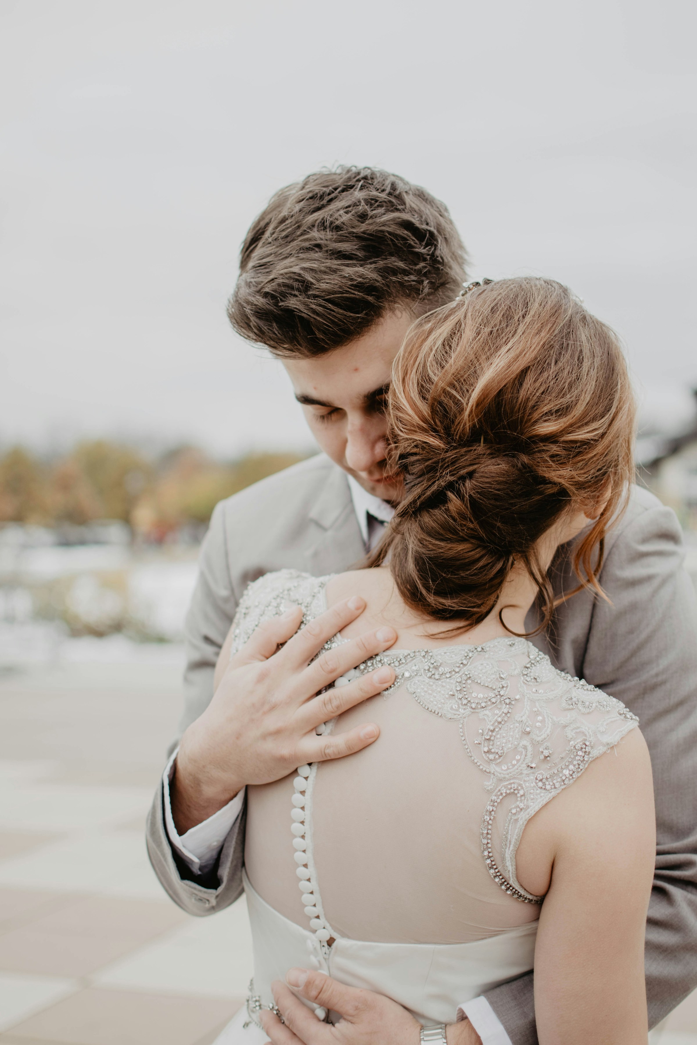 Una pareja de recién casados abrazándose | Fuente: Unsplash