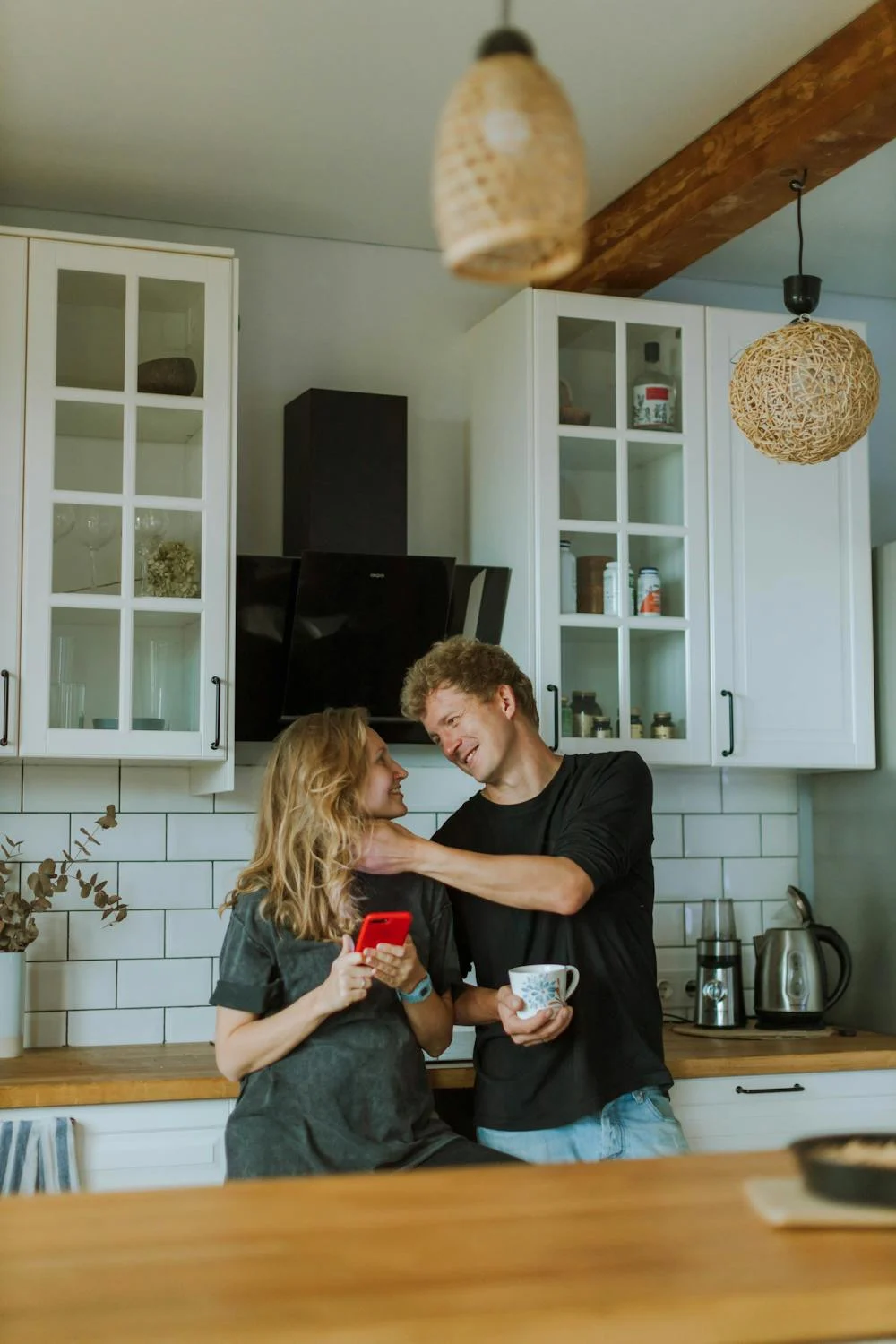 Una pareja en su cocina | Fuente: Pexels
